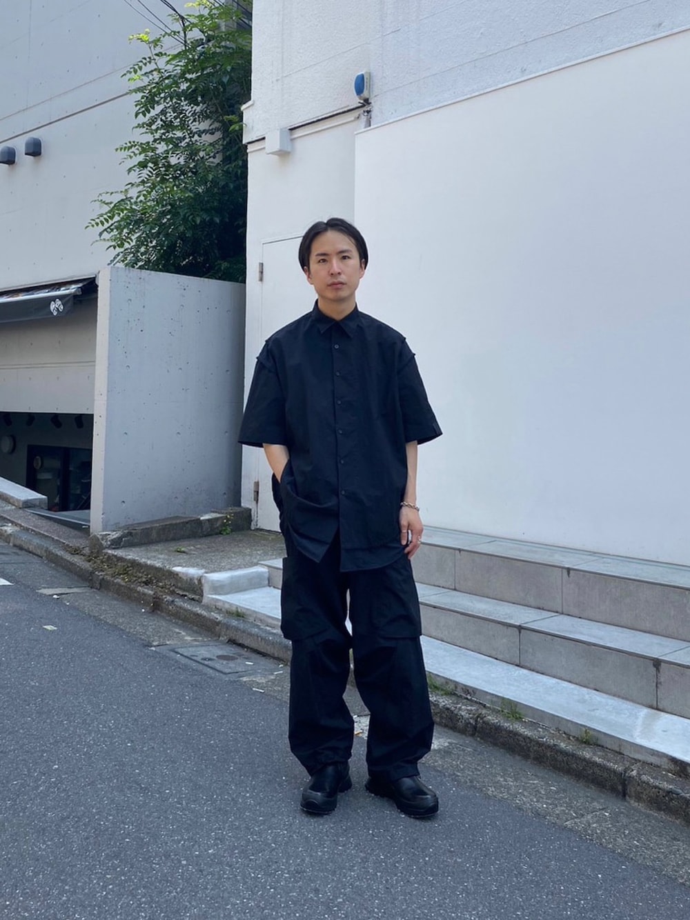 「ゆるコーデ、ストリート、シンプルスタイル」｜「N.HOOLYWOODのSTUDIOUS別注 WIDE TAPERED TROUSERS（カーゴパンツ、ブラック系）」を使った、yoshidaさん（メンズ・169cm）の春コーディネートの1枚目の写真