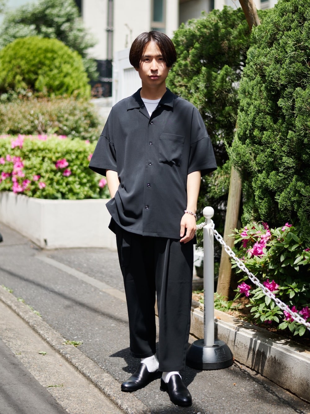 「きれいめカジュアル、ビッグシルエット、休日スタイル、シンプルコーデ、オトナカジュアル、シャツスタイル、夏服、リラックススタイル、大人コーデ、ブラック」｜「ATTACHMENTのSTUDIOUS別注 Drop Shoulder S/S shirts（シャツ/ブラウス、ブラック系）」を使った、yoshidaさん（メンズ・169cm）の春コーディネートの1枚目の写真