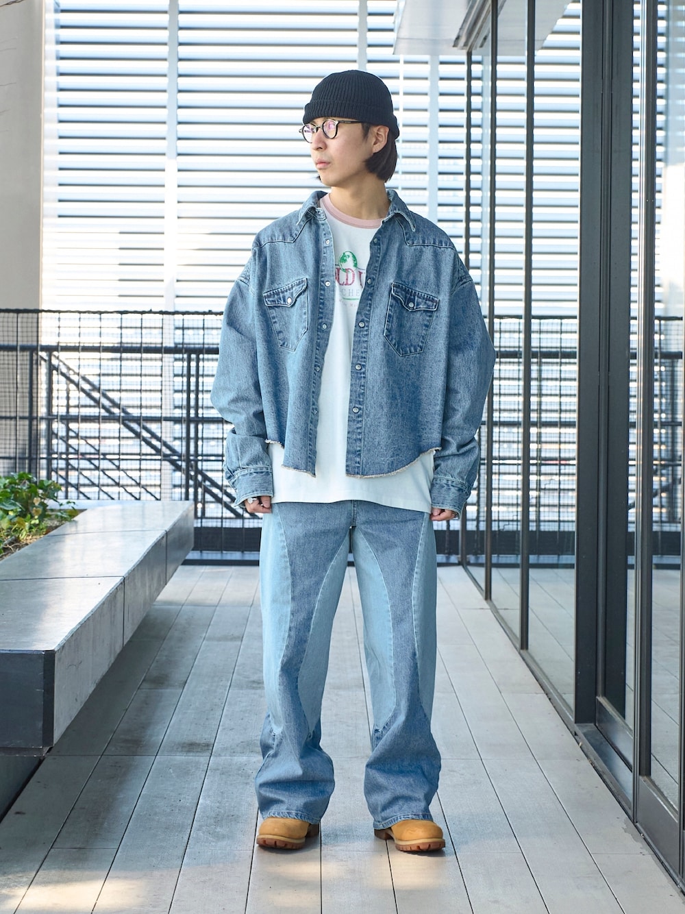 「春のおしゃ見えテクニック、デートコーデ、春コーデ、ストリート、休日スタイル、ワイドパンツ、お出かけコーデ、淡色コーデ、ブルー」｜「JiedaのSTUDIOUS別注 NEW SWITHING DENIM（デニムパンツ、ブルー系）」を使った、yoshidaさん（メンズ・169cm）の春コーディネートの1枚目の写真