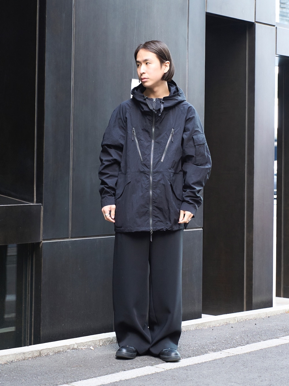 「休日スタイル、きれいめカジュアル、ワイドパンツ、黒」｜「N.HOOLYWOODのSTUDIOUS別注 098 WIDE PANTS（スラックス、ブラック系）」を使った、yoshidaさん（メンズ・169cm）の冬コーディネートの1枚目の写真