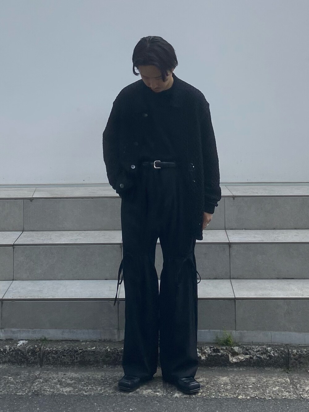 「メンズファッション、ビッグシルエット、オールブラック、スラックス」｜「LiNoHのCROCHET MESH KNIT CARDIGAN/クロシェメッシュポロニットカーディガン（カーディガン/ボレロ、ブラック系）」を使った、yoshidaさん（メンズ・169cm）の春コーディネートの1枚目の写真