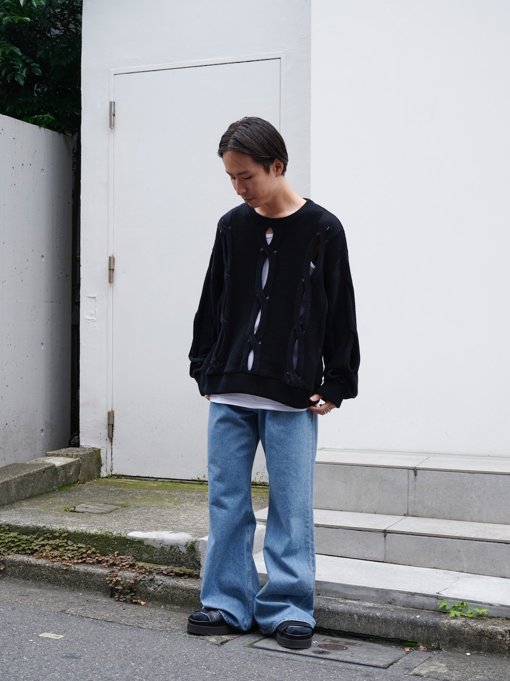 「このスタイルがお気に入り、デニム、シンプルコーデ、休日スタイル、ワイドパンツ」｜「MUKAIのCABLE KNIT（ニット/セーター、ブラック系）」を使った、yoshidaさん（メンズ・169cm）の夏コーディネートの1枚目の写真