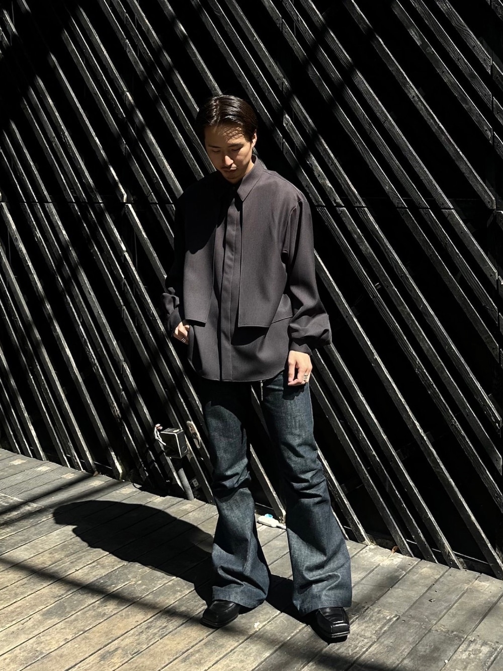 「今日のコーデ、低身長コーデ、シャツスタイル」｜「LiNoHのDOUBLE LAYRED LS SHIRT/ダブルレイヤードレギュラーカラーシャツ（シャツ/ブラウス、グレー系）」を使った、yoshidaさん（メンズ・169cm）の春コーディネートの1枚目の写真