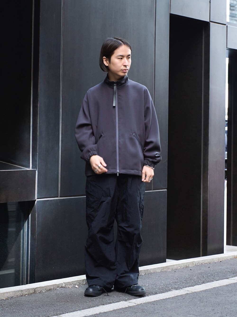「春色、休日スタイル、メンズファッション、おでかけコーデ、黒、ワイドパンツ、シンブルコーデ」｜「N.HOOLYWOODのSTUDIOUS別注 098 STANDCOLLAR JKT（シャツ/ブラウス、グレー系）」を使った、yoshidaさん（メンズ・169cm）の冬コーディネートの1枚目の写真