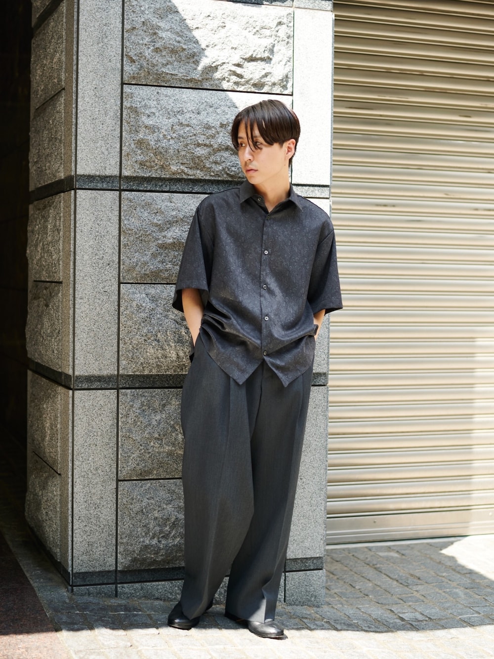 「モノトーン、オトナカジュアル、初夏コーデ、ゆるコーデ、メンズファッション、リラックススタイル、お出かけコーデ、夏コーデ、シャツコーデ」｜「PADRONEのPADRONE パドローネ / BL CUT OFF SLIP-ON / カットオフレザースリッポン/ PU8394-2106-23A（スリッポン、ブラック系）」を使った、yoshidaさん（メンズ・169cm）の夏コーディネートの1枚目の写真
