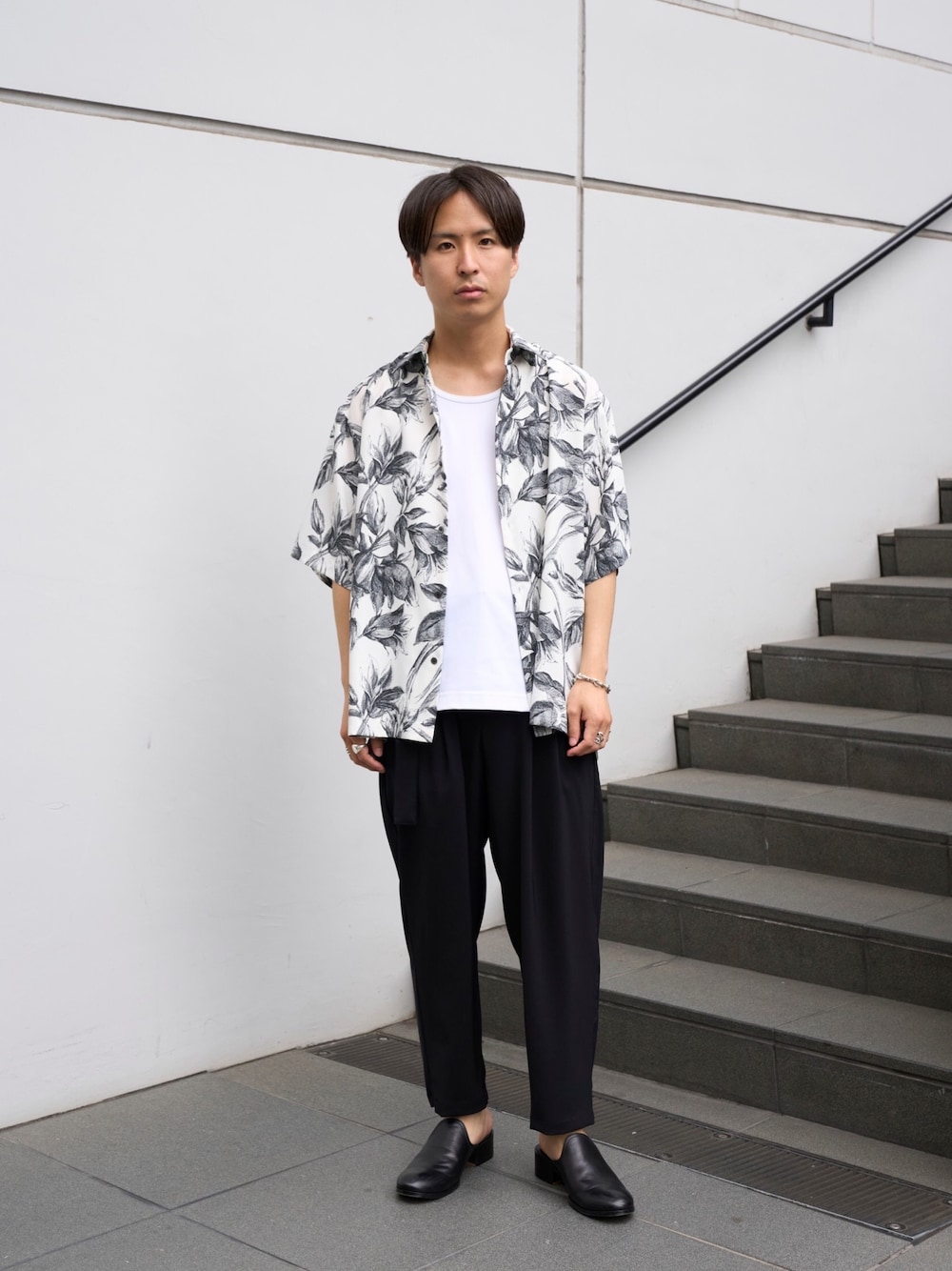 「きれいめカジュアル、柄シャツ、シャツ、シャツスタイル、半袖、半袖シャツ、アロハシャツ、アロハ柄」｜「ATTACHMENTのSTUDIOUS別注 Belted Wide Slacks（スラックス、ブラック系）」を使った、yoshidaさん（メンズ・169cm）の夏コーディネートの1枚目の写真