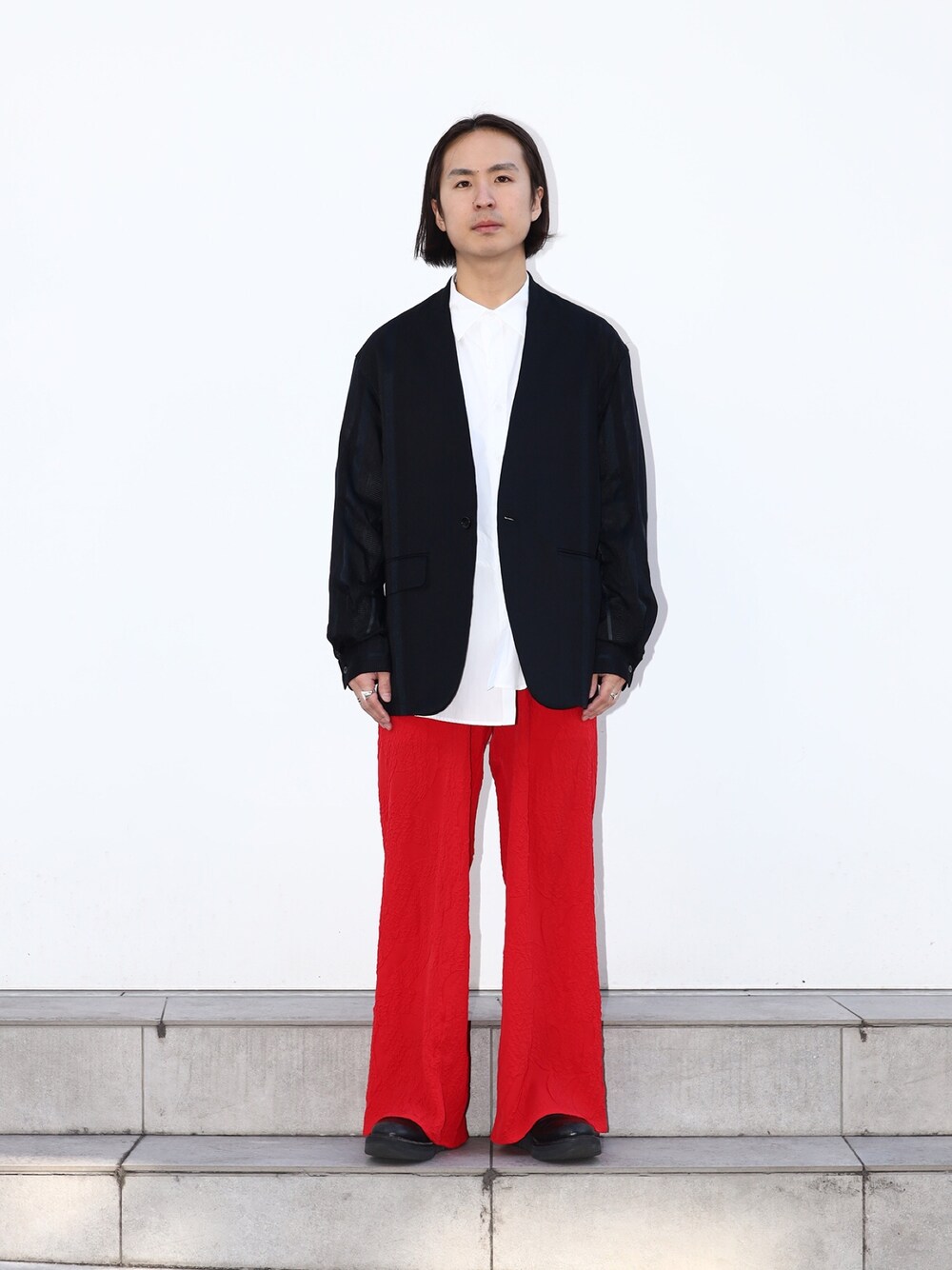 ブラック系のテーラードジャケットを着用したメンズの冬コーディネートの1枚目の写真