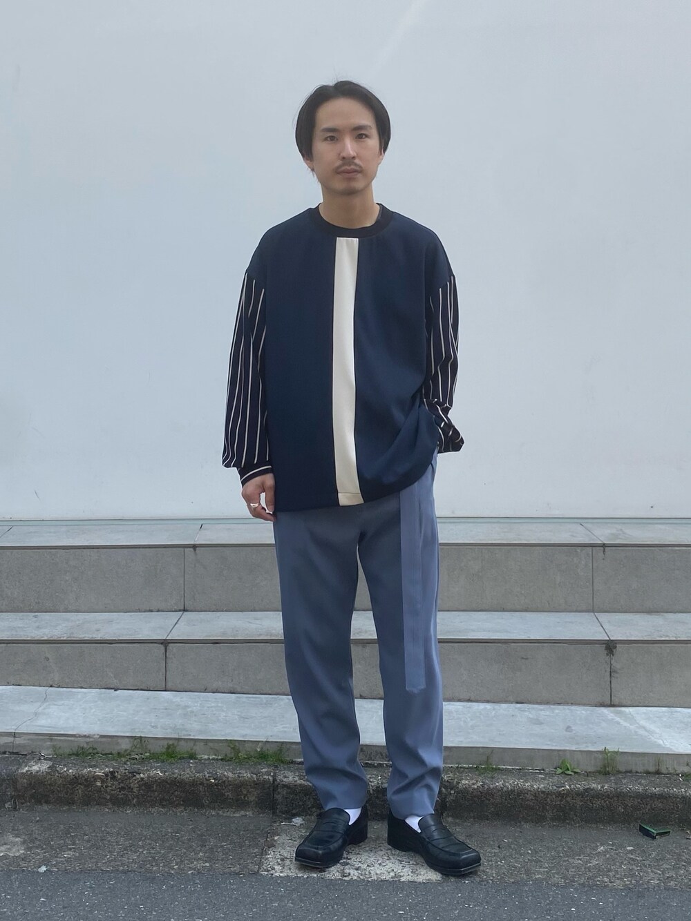 「オトナカジュアル、メンズコーデ」｜「CULLNIのSTUDIOUS別注 切り替えPULLOVER（スウェット、ブルー系）」を使った、yoshidaさん（メンズ・169cm）の春コーディネートの1枚目の写真