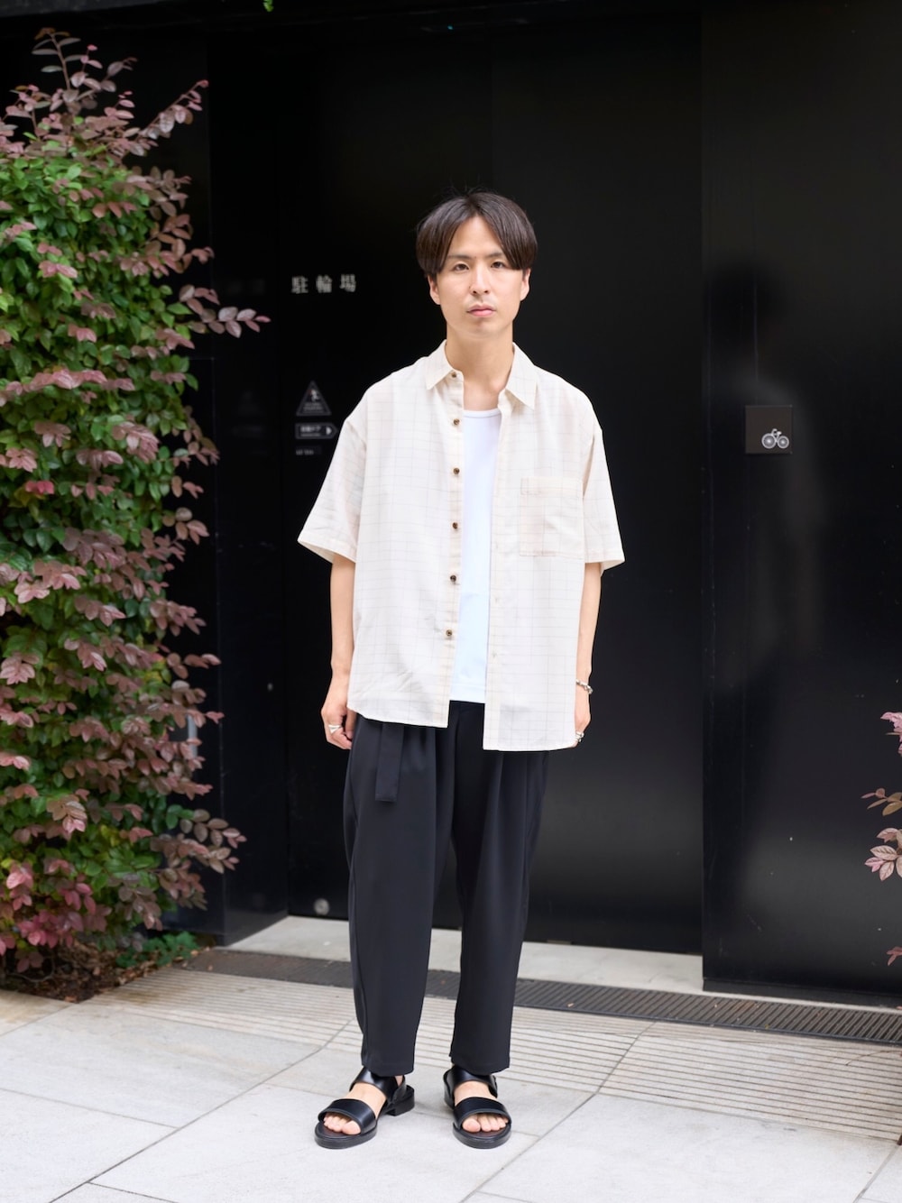 「きれいめカジュアル、シャツ、シャツスタイル、半袖シャツ、チェックシャツ、モノトーン、モノトーンコーデ」｜「ATTACHMENTのSTUDIOUS別注 GRID CHECK DROP SHOULDER REGULAR COLLAR S/S SH（シャツ/ブラウス、ホワイト系）」を使った、yoshidaさん（メンズ・169cm）の夏コーディネートの1枚目の写真