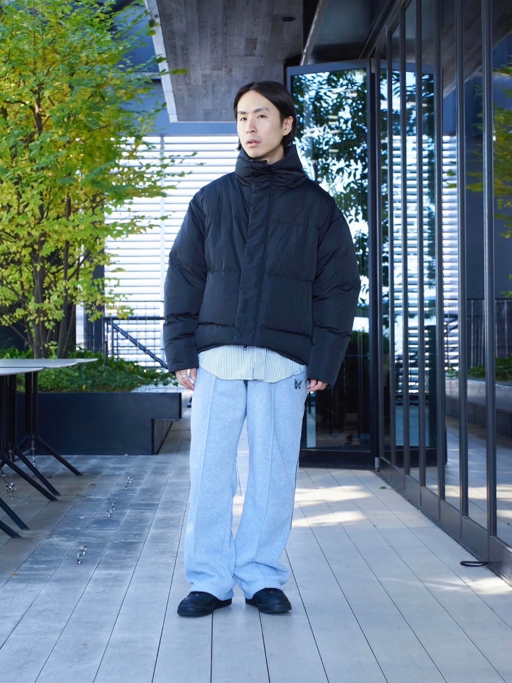 「ファッションを楽しもう、秋冬コーデ、大人カジュアル、冬アウター、休日コーデ、アウター、オーバーサイズ、ダウンジャケット」｜「NOISE MAKERの【NOISEMAKER/ノイズメーカー】STUDIOUS別注 DOWN TYPE1（ダウンジャケット/コート、ブラック系）」を使った、yoshidaさん（メンズ・169cm）の秋コーディネートの1枚目の写真