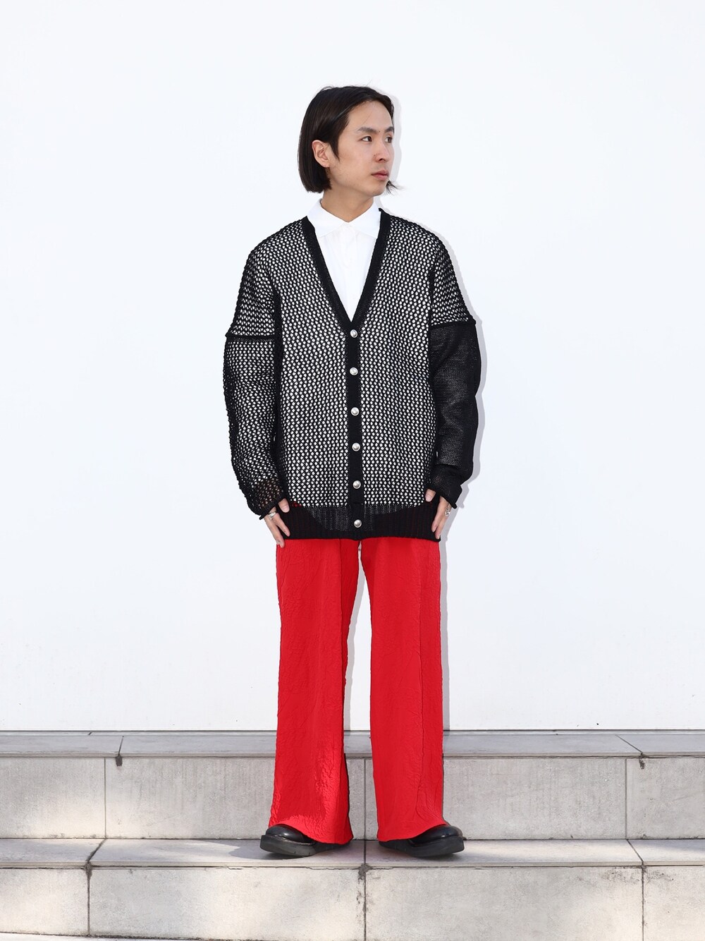 ブラック系のカーディガン/ボレロを着用したメンズの冬コーディネートの1枚目の写真