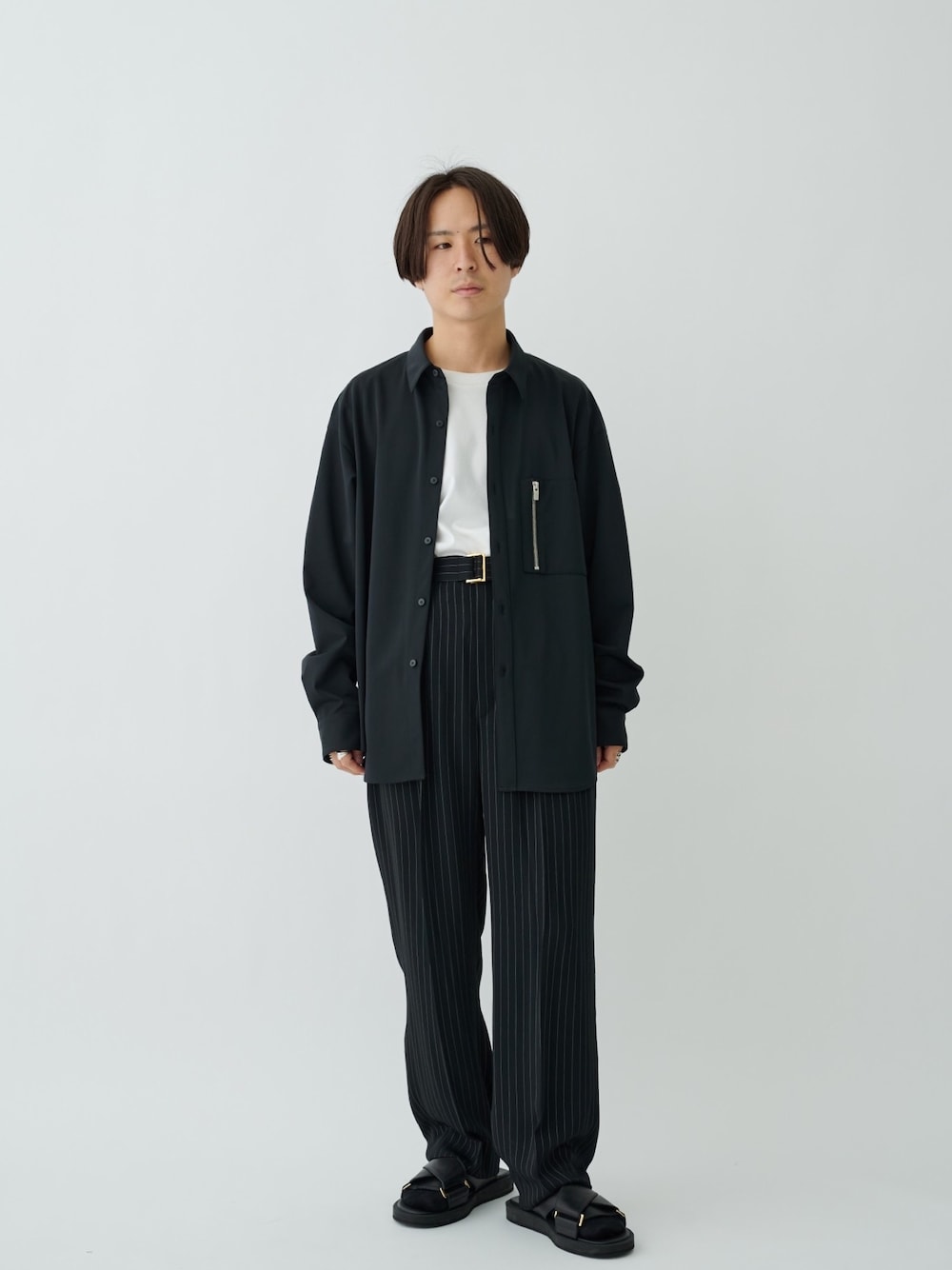 「シンプルコーデ、リラックススタイル、春ファッション、春服、モノトーン、ブラックコーデ、シンプル、休日スタイル、キレイめコーデ、モノトーンコーデ、シャツスタイル、ブラック、お出かけコーデ」｜「CULLNIのSTUDIOUS別注 WIDE STRAIGHT SLACKS STRIPE（スラックス、ブラック系）」を使った、yoshidaさん（メンズ・169cm）の春コーディネートの1枚目の写真