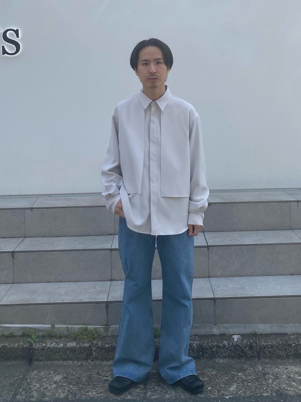 「春コーデ、きれいめカジュアル、ビッグシルエット、シャツコーデ、デニム、シャツスタイル」｜「LiNoHのDOUBLE LAYRED LS SHIRT/ダブルレイヤードレギュラーカラーシャツ（シャツ/ブラウス、ホワイト系）」を使った、yoshidaさん（メンズ・169cm）の春コーディネートの1枚目の写真