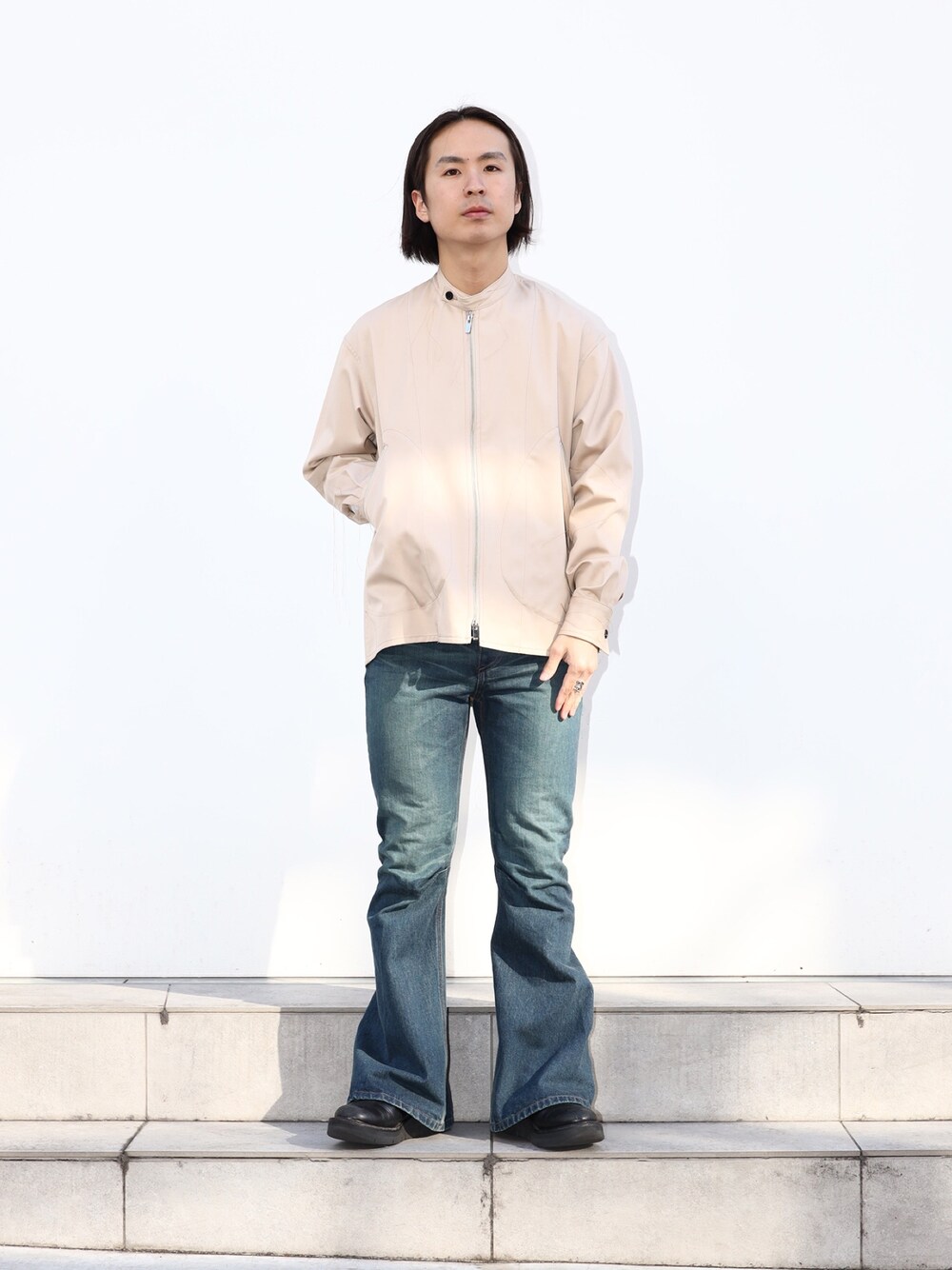 「冬を彩る色いろコーデ、休日スタイル、メンズファッション、シンプルスタイル、メンズコーデ」｜「sulvamの【sulvam/サルバム】配色ステッチジップアップジャケット（ブルゾン、ベージュ系）」を使った、yoshidaさん（メンズ・169cm）の冬コーディネートの1枚目の写真