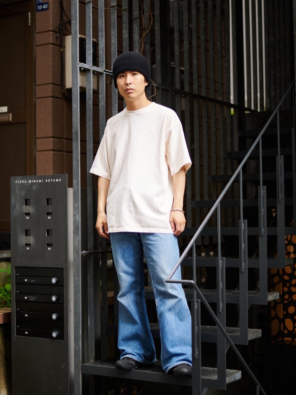 「大人カジュアル、オーバーサイズ、シンプルスタイル、夏服」｜「JiedaのOVERDYE EMBROIDERY S/S TEE（Tシャツ/カットソー、ベージュ系）」を使った、yoshidaさん（メンズ・169cm）の春コーディネートの1枚目の写真
