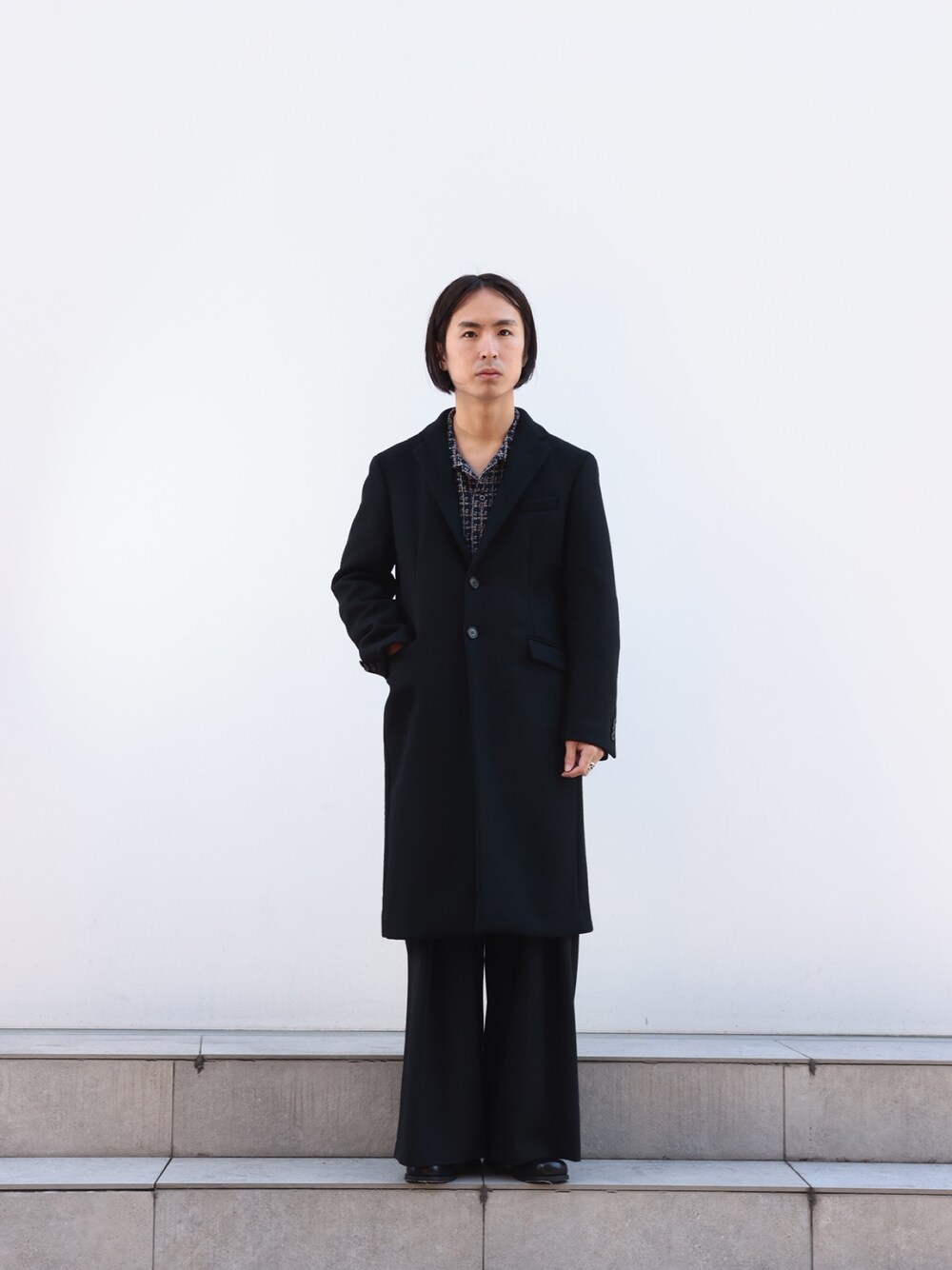 「新星WEARISTAにエントリー、冬、大人コーデ、シンプルスタイル、低身長コーデ、黒、クリスマスに着たい服」｜「STUDIOUSのCashmere wool チェスターコート（チェスターコート、ブラック系）」を使った、yoshidaさん（メンズ・169cm）の冬コーディネートの1枚目の写真