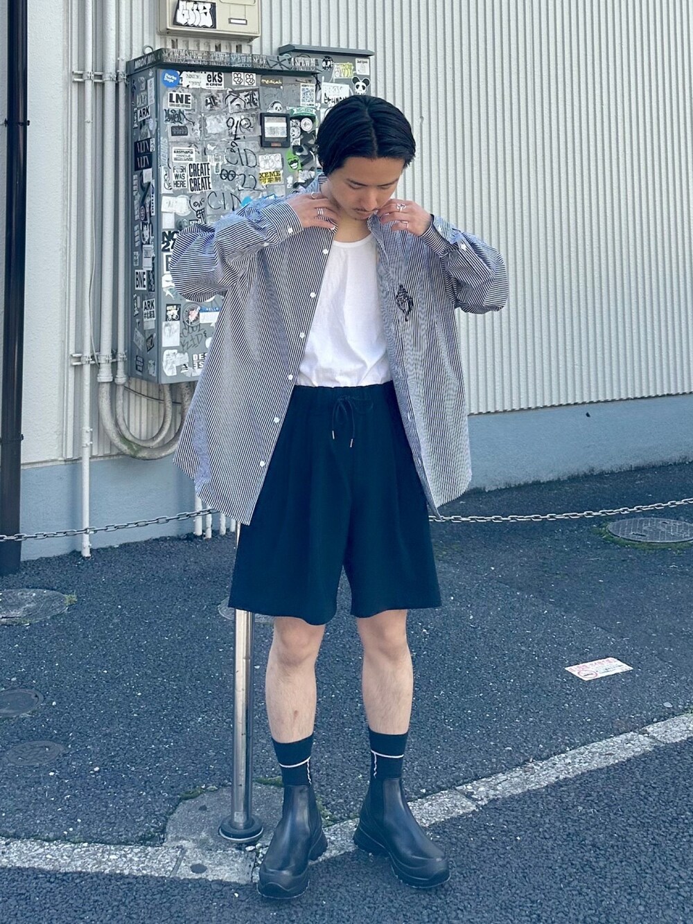 「シャツスタイル、今日のコーデ、モノトーンコーデ、夏コーデ」｜「ATTACHMENTのSTUDIOUS別注 EASY SHORTS（その他パンツ、ブラック系）」を使った、yoshidaさん（メンズ・169cm）の春コーディネートの1枚目の写真