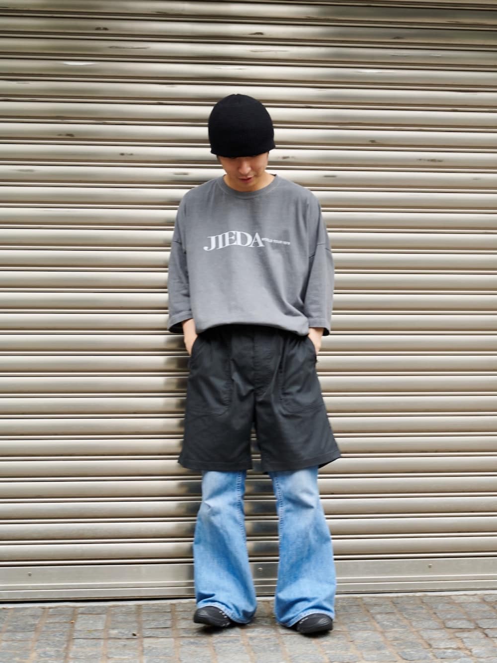「ビッグシルエット、春夏コーデ、着回しコーデ、ラフコーデ、カジュアル」｜「JiedaのSTUDIOUS別注 TOUR TEE（Tシャツ/カットソー、ブラック系）」を使った、yoshidaさん（メンズ・169cm）の春コーディネートの1枚目の写真