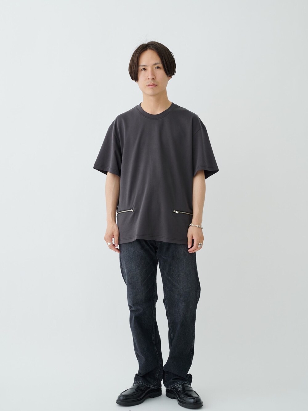 「シンプルコーデ、夏服、モノトーン、シンプル、ブラック、半袖」｜「ATTACHMENTのSTUDIOUS別注 Oversize Zip  S/S TEE（Tシャツ/カットソー、グレー系）」を使った、yoshidaさん（メンズ・169cm）の春コーディネートの1枚目の写真
