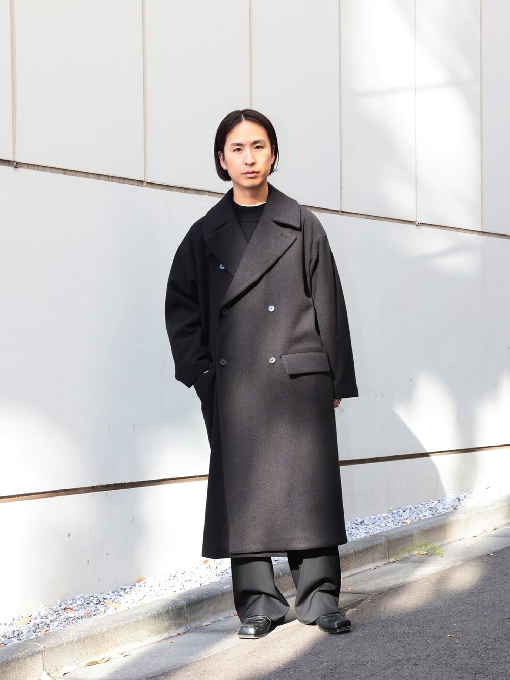 「新星WEARISTAにエントリー、スラックス、ブラック、大人カジュアル、冬、メンズコーデ、クリスマスに着たい服、秋冬コーデ、ワントーンコーデ」｜「STUDIOUSの【WEB限定】２WAY ダブルマキシチェスターコート（ステンカラーコート、ブラック系）」を使った、yoshidaさん（メンズ・169cm）の冬コーディネートの1枚目の写真