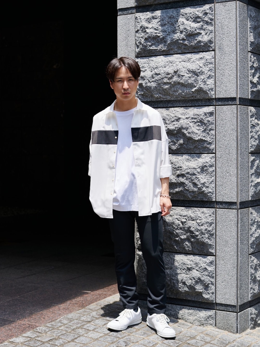 「デートコーデ、シャツコーデ、モノトーン、モノトーンコーデ、ブラックコーデ」｜「ATTACHMENTのSTUDIOUS別注 Tapered Slacks（スラックス、ブラック系）」を使った、yoshidaさん（メンズ・169cm）の夏コーディネートの1枚目の写真