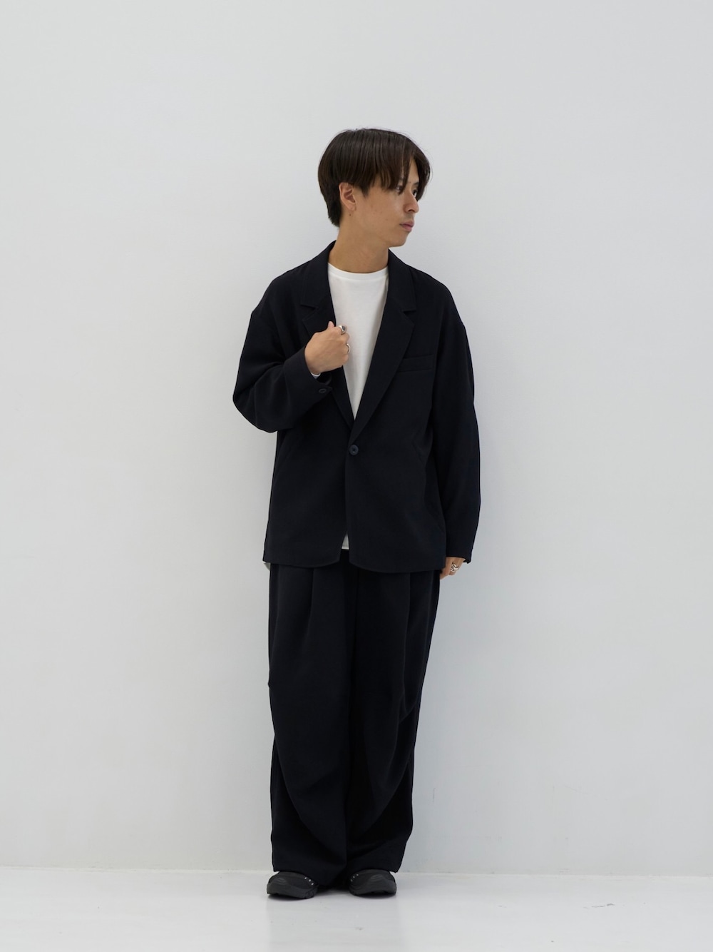 「秋服準備はじめました、アツいコーデ全部見せ、ビッグシルエット、オトナカジュアル、きれいめカジュアル、秋コーデ、ゆるコーデ」｜「STUDIOUSのハイコンフォートリラックストレーニング（カーゴパンツ、ブラック系）」を使った、yoshidaさん（メンズ・169cm）の夏コーディネートの1枚目の写真
