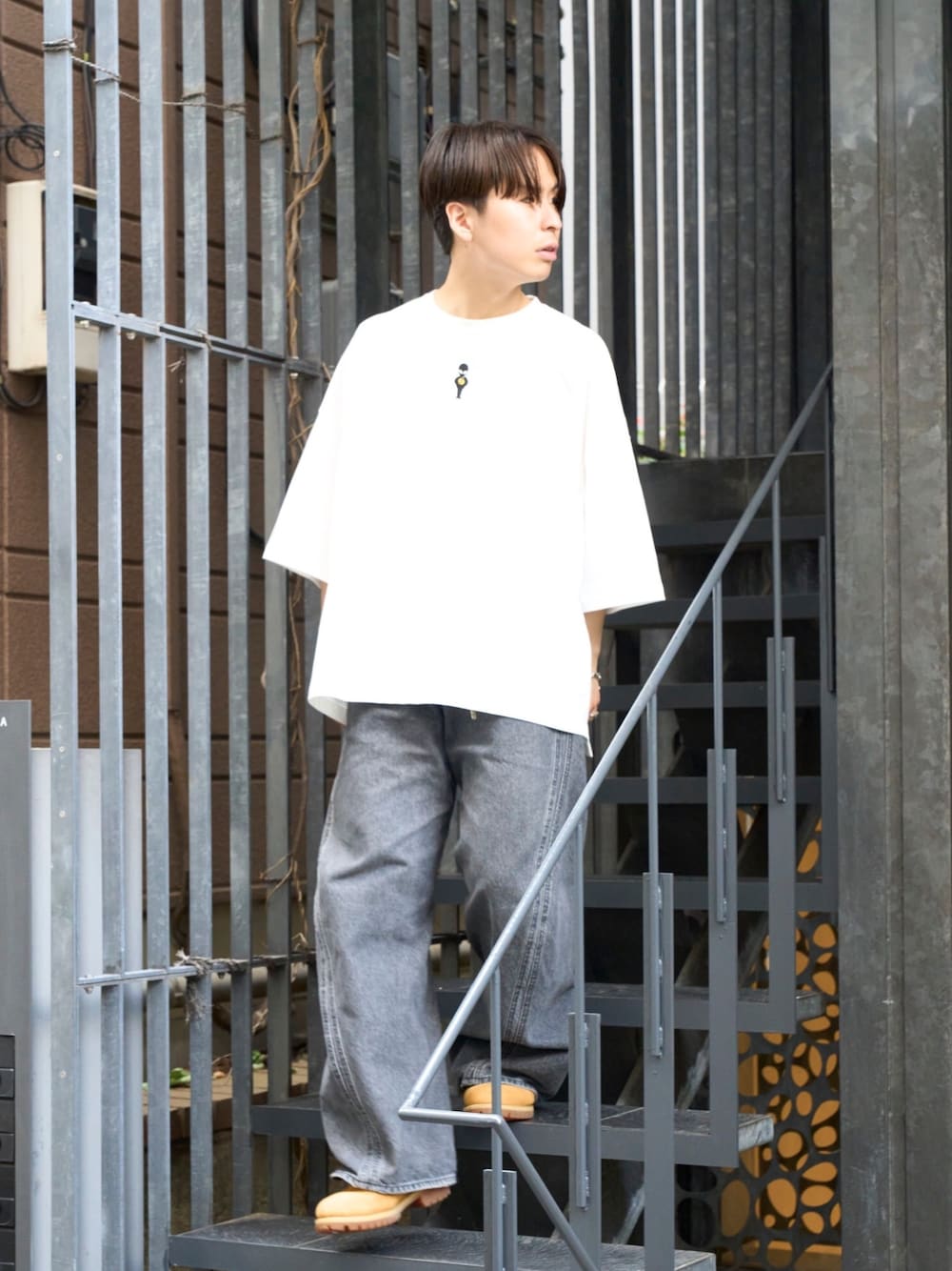 「シンプルコーデ、メンズファッション、休日スタイル、カジュアルコーデ、おしゃれさんと繋がりたい、半袖、ワイドデニム、ラフコーデ、ラフ、白Tシャツ、ファッションを楽しもう」｜「JiedaのALIEN OVER SIZE TEE（Tシャツ/カットソー、ホワイト系）」を使った、yoshidaさん（メンズ・169cm）の夏コーディネートの1枚目の写真