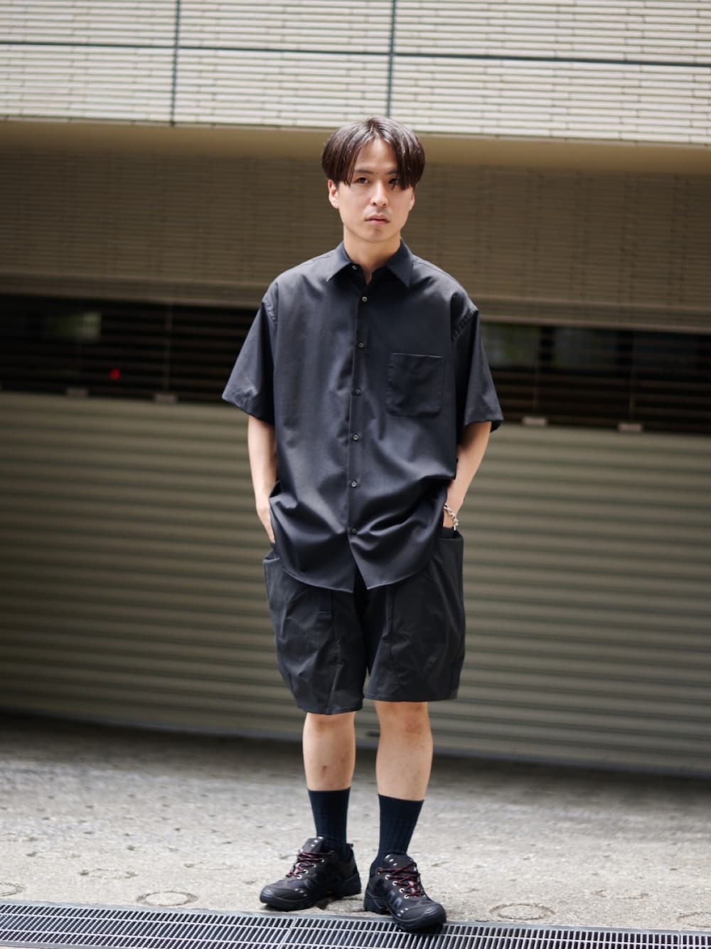 「夏コーデ、シャツスタイル、メンズファッション、シャツ好き集まれ、半袖、スニーカーコーデ、シャツコーデ、カジュアルコーデ、イージーパンツ、お出かけコーデ、カジュアルスタイル、モノトーン、ブラックコーデ」｜「alk phenixの【alk phenix / アルク フェニックス】STUDIOUS別注 Zak Shorts KAR（カーゴパンツ、ブラック系）」を使った、yoshidaさん（メンズ・169cm）の夏コーディネートの1枚目の写真