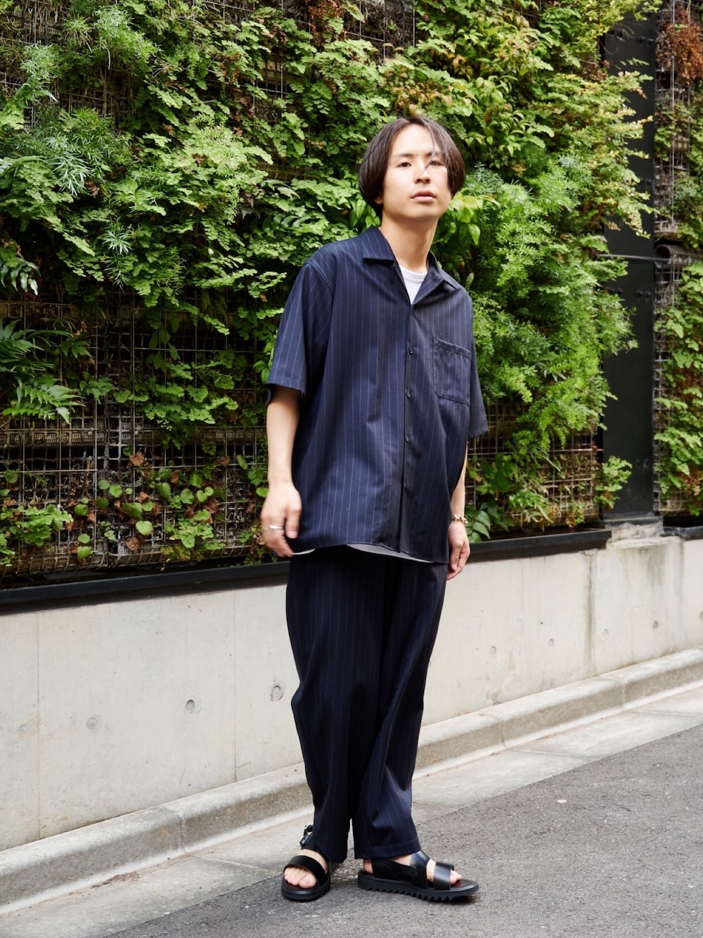 「きれいめカジュアル、シンプルコーデ、夏コーデ、シンプルスタイル、半袖、大人コーデ、夏、春夏コーデ、ゆるコーデ、オープンカラーシャツ」｜「markaのCOCOON WIDE EASY PANTS（スラックス、ブルー系）」を使った、yoshidaさん（メンズ・169cm）の春コーディネートの1枚目の写真