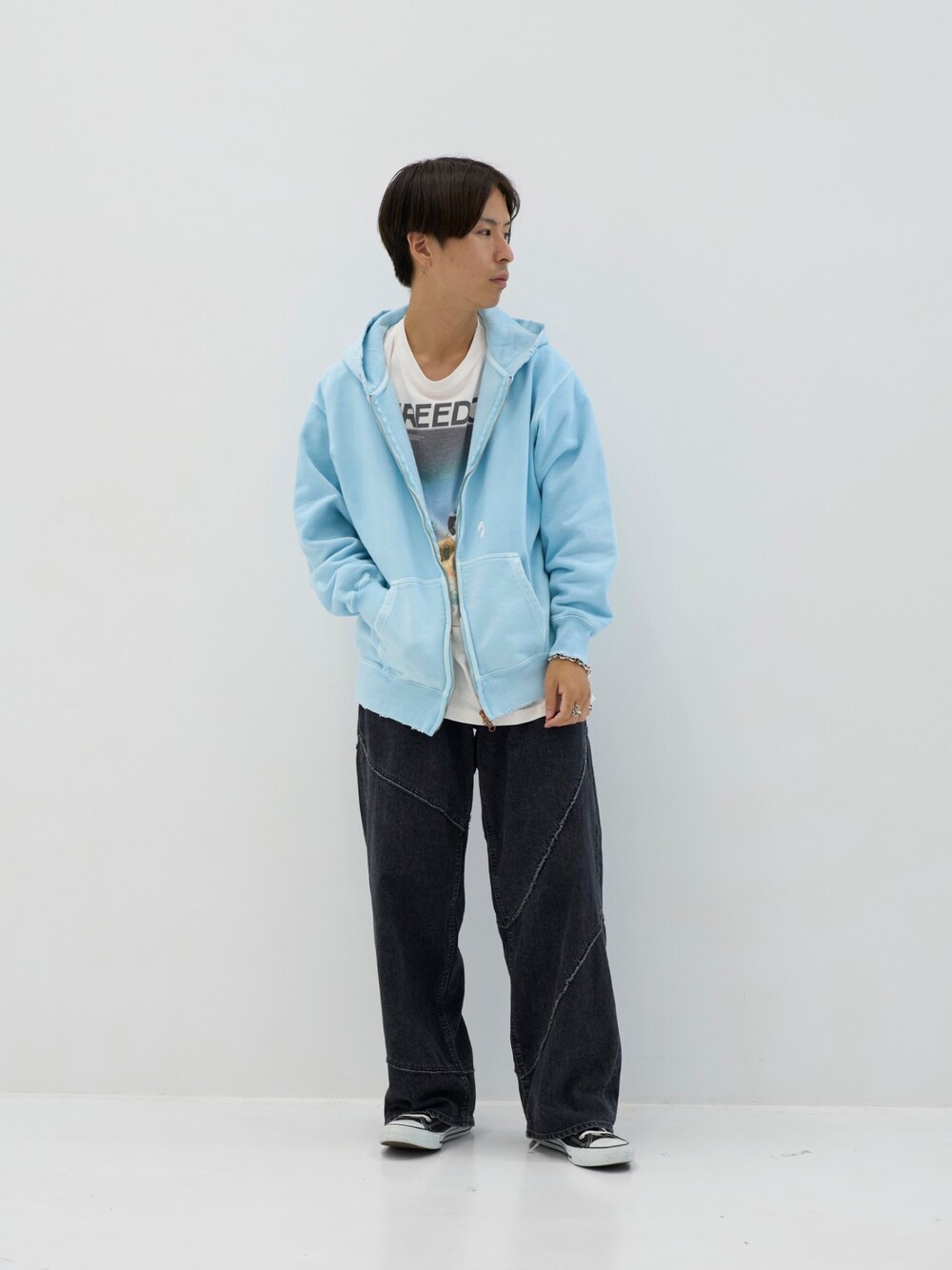 「お出かけコーデ、秋服準備はじめました、アツいコーデ全部見せ、ビッグシルエット、カジュアル、秋コーデ、デニム、ブラック、ワイドデニム、低身長コーデ」｜「JiedaのDISTORTED DENIM PANTS（デニムパンツ、ブラック系）」を使った、yoshidaさん（メンズ・169cm）の夏コーディネートの1枚目の写真
