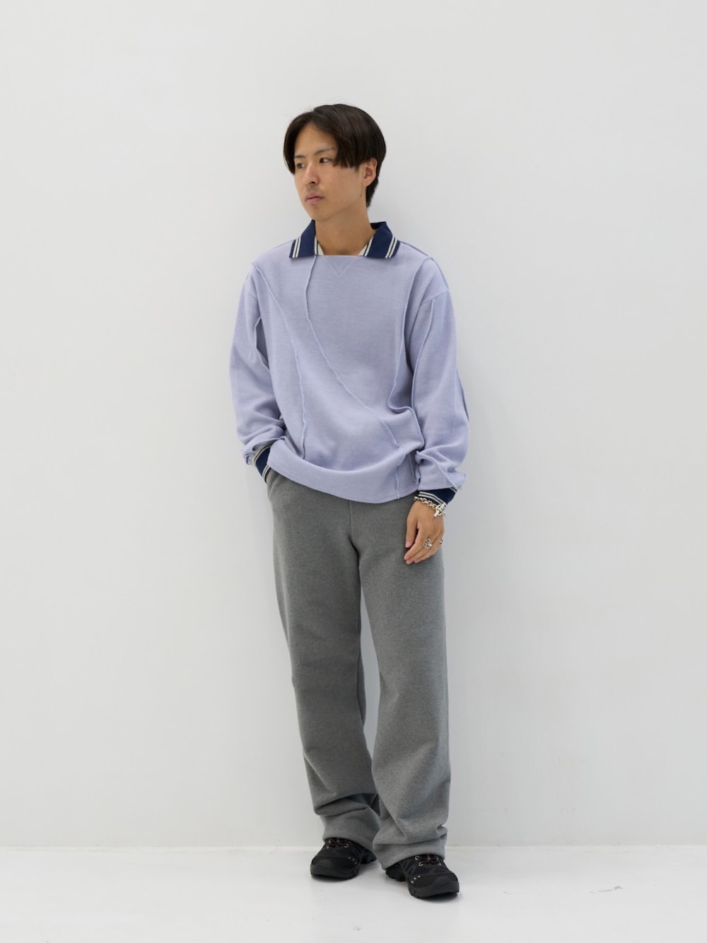「秋服準備はじめました、きれいめカジュアル、カジュアル、メンズファッション」｜「OUATの【OUAT/オーユーエーティー】ASTRO PANTS（スウェットパンツ、グレー系）」を使った、yoshidaさん（メンズ・169cm）の夏コーディネートの1枚目の写真