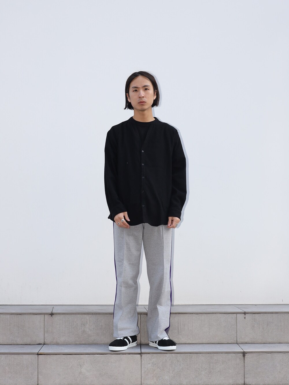 「おしゃ見えテクニック、大人カジュアル、メンズコーデ、カジュアルコーデ、低身長」｜「markaのBAND COLLAR SKIPPER SHIRT（カーディガン/ボレロ、ブラック系）」を使った、yoshidaさん（メンズ・169cm）の冬コーディネートの1枚目の写真