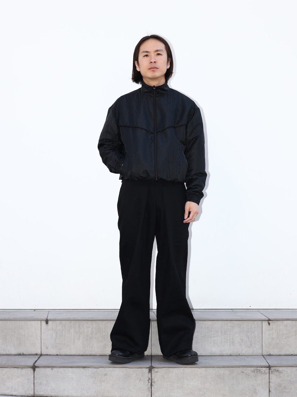 「シンプル、ビッグシルエット、ブラック、ワイドデニム、今日のコーデ、デニム、24ssトレンド」｜「JOHN LAWRENCE SULLIVANのRIGID DENIM WIDE PANTS（デニムパンツ、ブラック系）」を使った、yoshidaさん（メンズ・169cm）の冬コーディネートの1枚目の写真