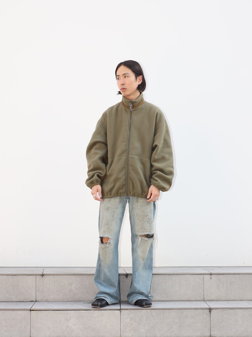 「おしゃ見えテクニック、大人カジュアル、メンズファッション、カジュアルコーデ、フレアパンツ、ミリタリー」｜「markaのFLEECE LINER JACKET（ブルゾン、グリーン系）」を使った、yoshidaさん（メンズ・169cm）の冬コーディネートの1枚目の写真