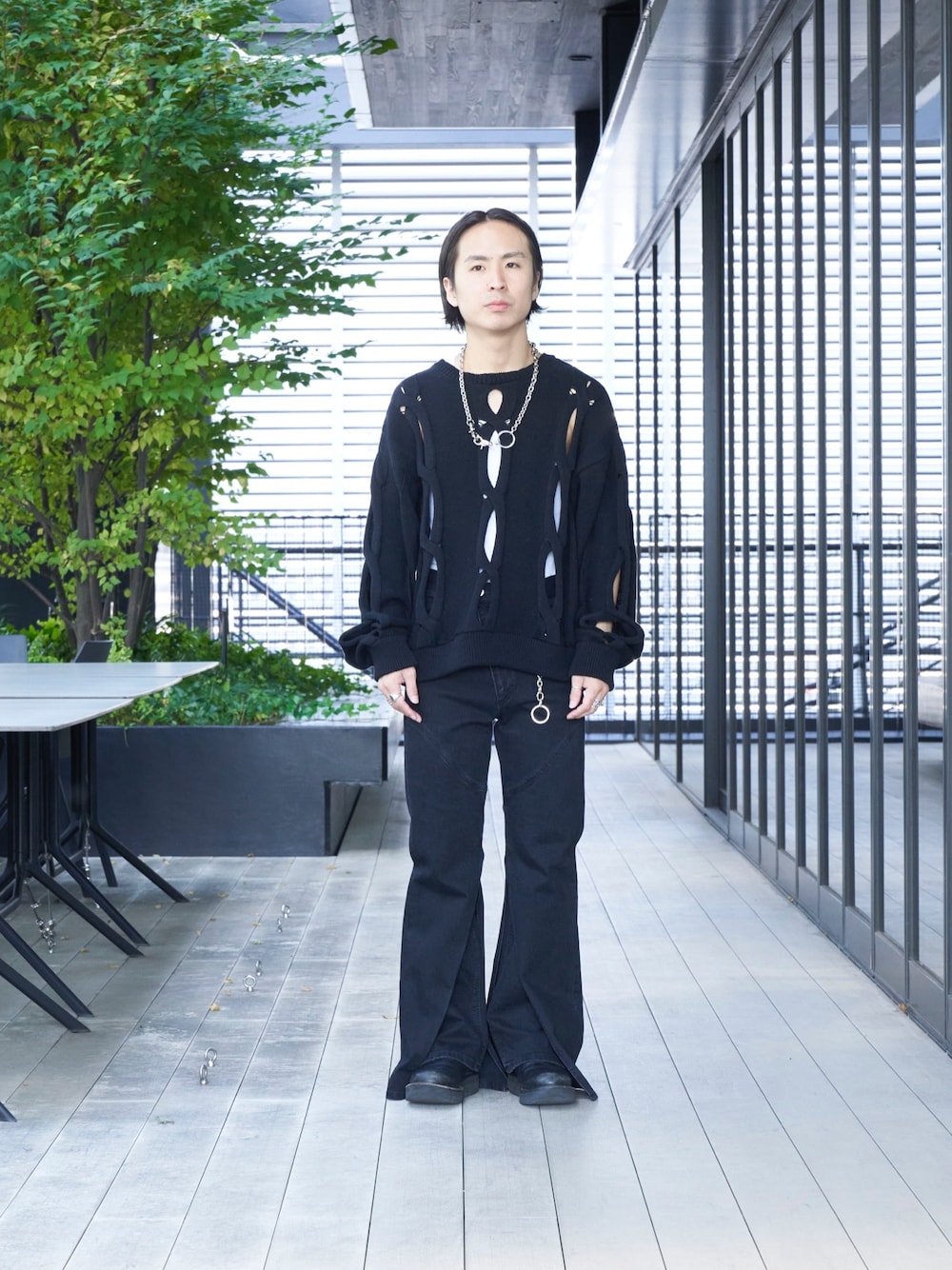 「デニムパンツ」｜「MUKAIのLAYERED SLIM DENIM PANTS（デニムパンツ、ブラック系）」を使った、yoshidaさん（メンズ・169cm）の秋コーディネートの1枚目の写真
