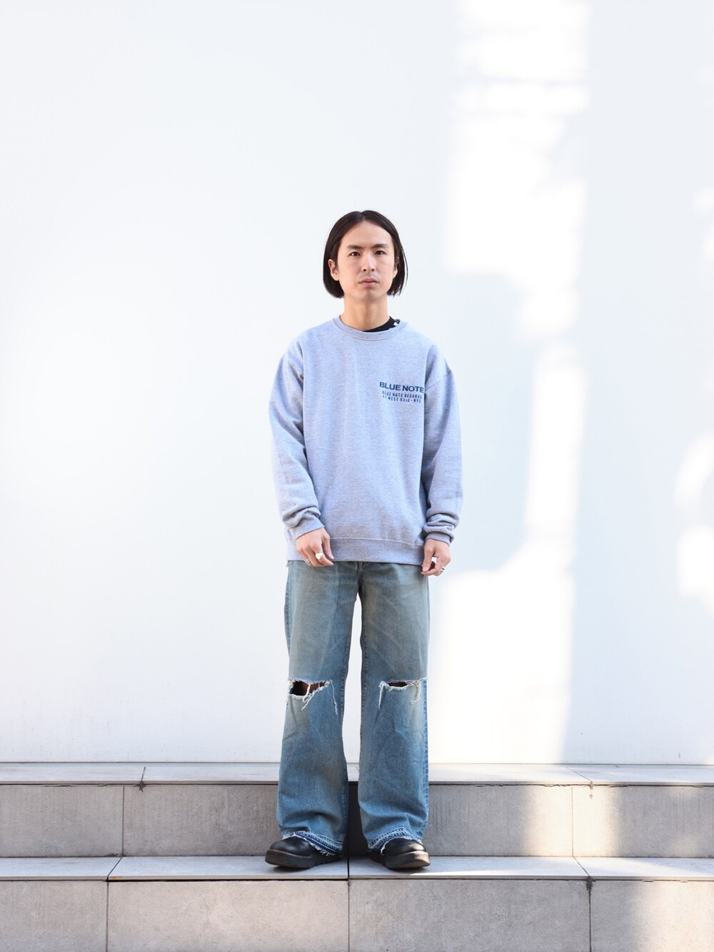 「新星WEARISTAにエントリー、秋冬コーデ、今日のコーデ、メンズファッション、24ssトレンド」｜「JiedaのDAMAGE LOOSE FIT DENIM "BLU"（デニムパンツ、ブルー系）」を使った、yoshidaさん（メンズ・169cm）の冬コーディネートの1枚目の写真