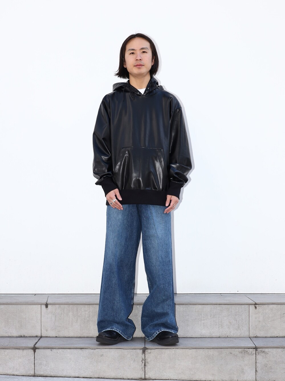 「シンプル、ブラック、ワイドデニム、カジュアルコーデ、24ssトレンド」｜「JOHN LAWRENCE SULLIVANのWASHED DENIM WIDE PANTS（デニムパンツ、ブルー系）」を使った、yoshidaさん（メンズ・169cm）の冬コーディネートの1枚目の写真
