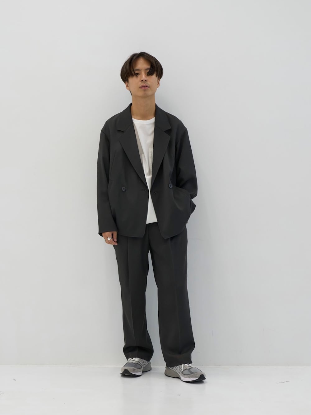 「秋服準備はじめました、アツいコーデ全部見せ、ビッグシルエット、きれいめカジュアル、低身長コーデ」｜「STUDIOUSの【STUDIOUS×PUBLIC TOKYO】AQUA WOOLカルゼダブルジャケット　防シワ/セットアップ着用可能（テーラードジャケット、グレー系）」を使った、yoshidaさん（メンズ・169cm）の夏コーディネートの1枚目の写真