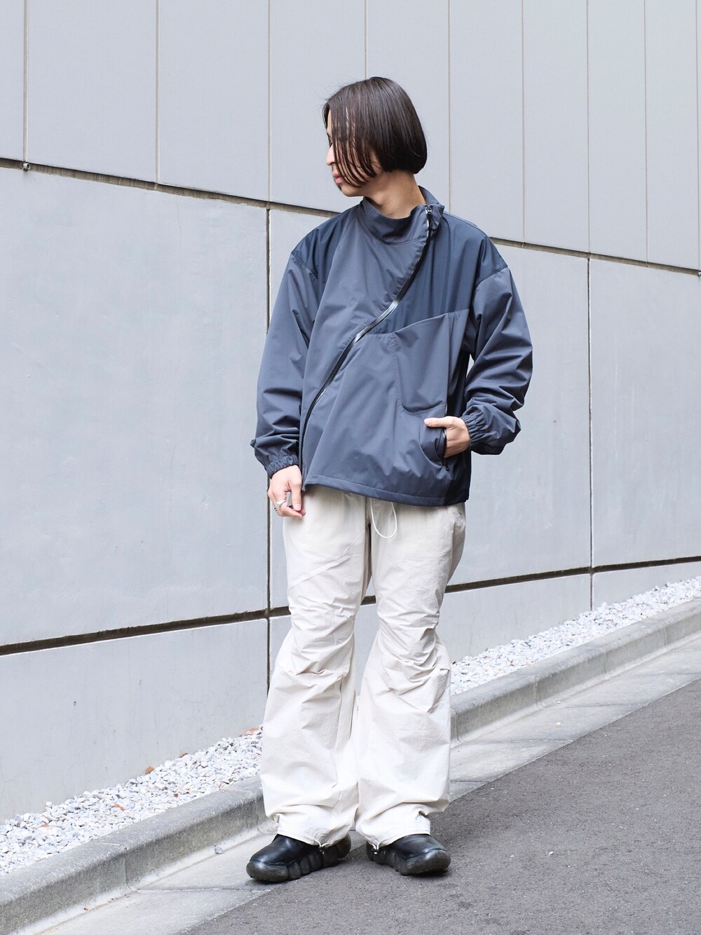 「メンズファッション、スニーカーコーデ、ストリートコーデ、厚底シューズ、24ssトレンド」｜「JiedaのSWITCHING JACKET（ナイロンジャケット、ブラック系）」を使った、yoshidaさん（メンズ・169cm）の冬コーディネートの1枚目の写真