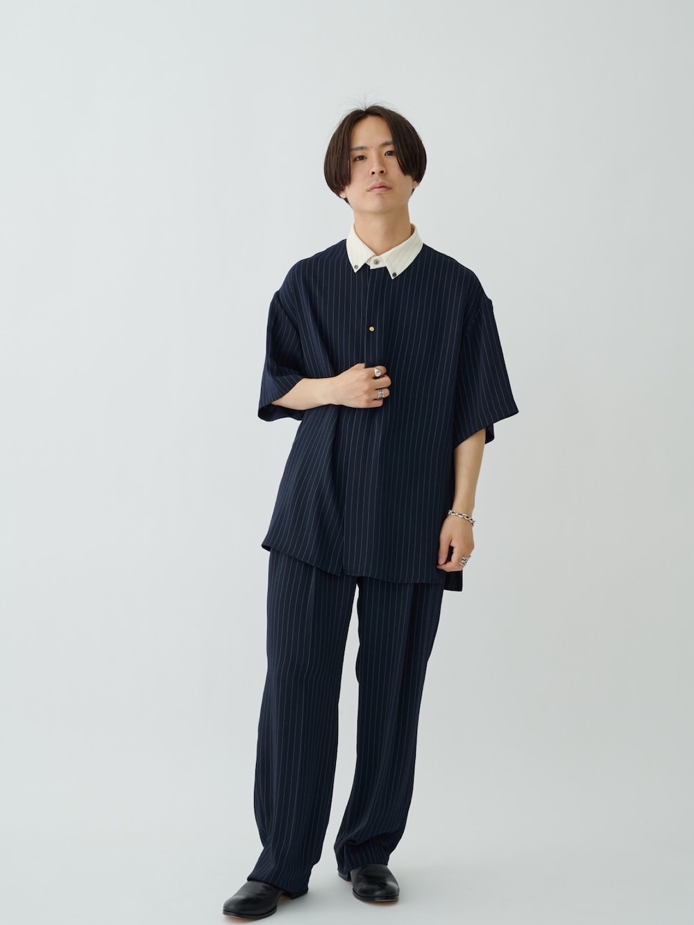 「シンプルコーデ、きれいめカジュアル、半袖シャツ、夏服、キレイめコーデ、夏コーデ、シャツスタイル、半袖、春夏コーデ」｜「CULLNIのSTUDIOUS別注 S/S SHIRTS（シャツ/ブラウス、ブルー系）」を使った、yoshidaさん（メンズ・169cm）の春コーディネートの1枚目の写真