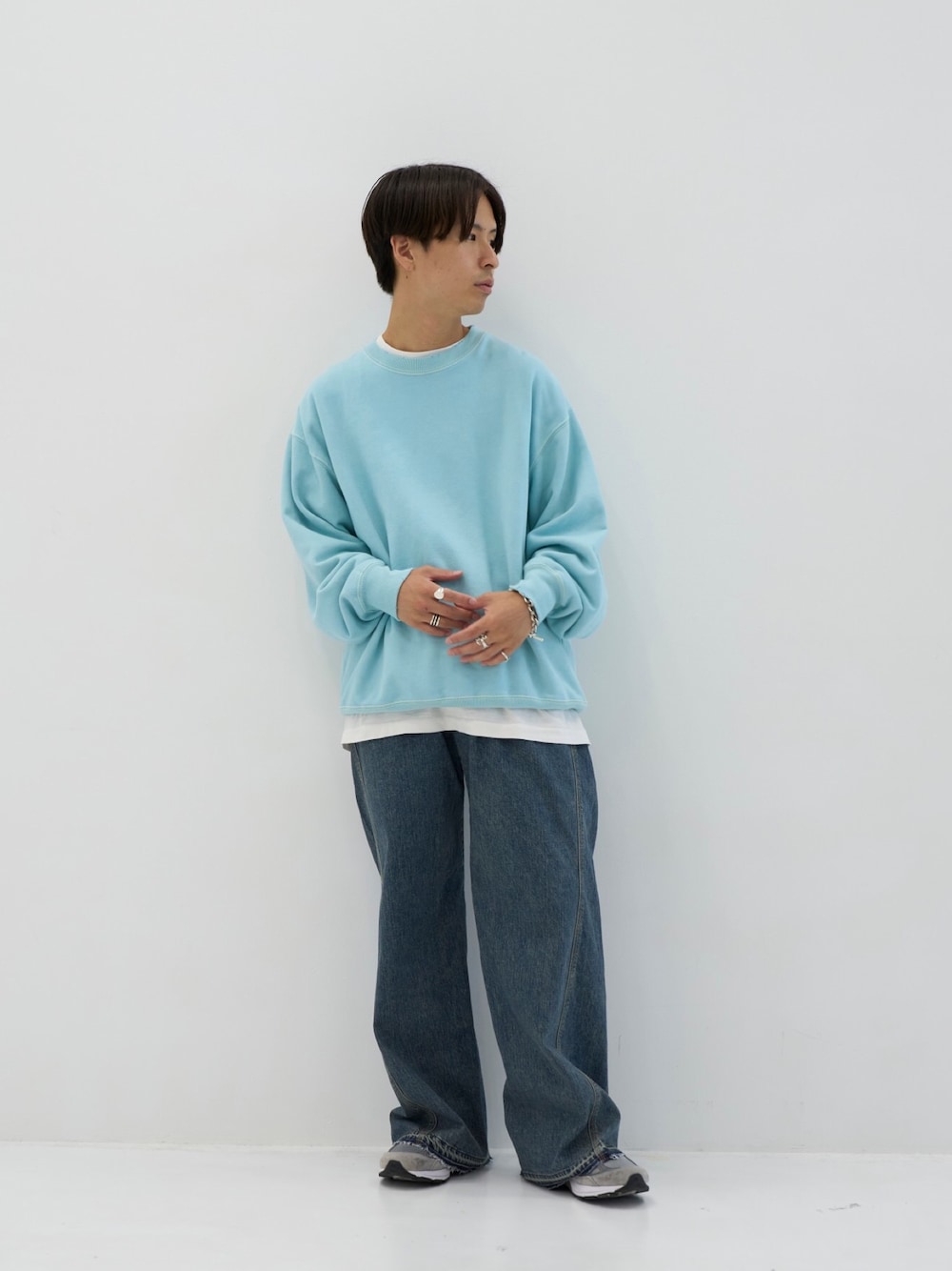 「お出かけコーデ、秋服準備はじめました、アツいコーデ全部見せ、デニム、ビッグシルエット、秋コーデ、カジュアル、ゆるコーデ、ワイドデニム」｜「JiedaのJ LOGO DAMEGE SWEAT CREW（スウェット、ブルー系）」を使った、yoshidaさん（メンズ・169cm）の夏コーディネートの1枚目の写真