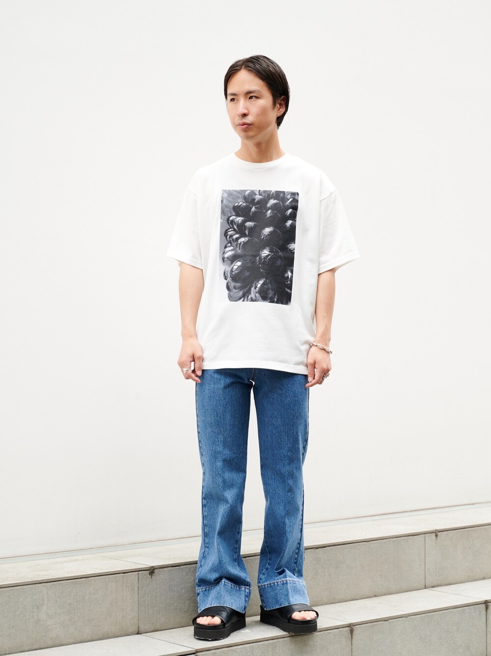 「みんなの白Tフェス、夏コーデ、カジュアルコーデ」｜「STUDIOUSのGlass GrapeグラフィックTEE（Tシャツ/カットソー、ホワイト系）」を使った、yoshidaさん（メンズ・169cm）の夏コーディネートの1枚目の写真