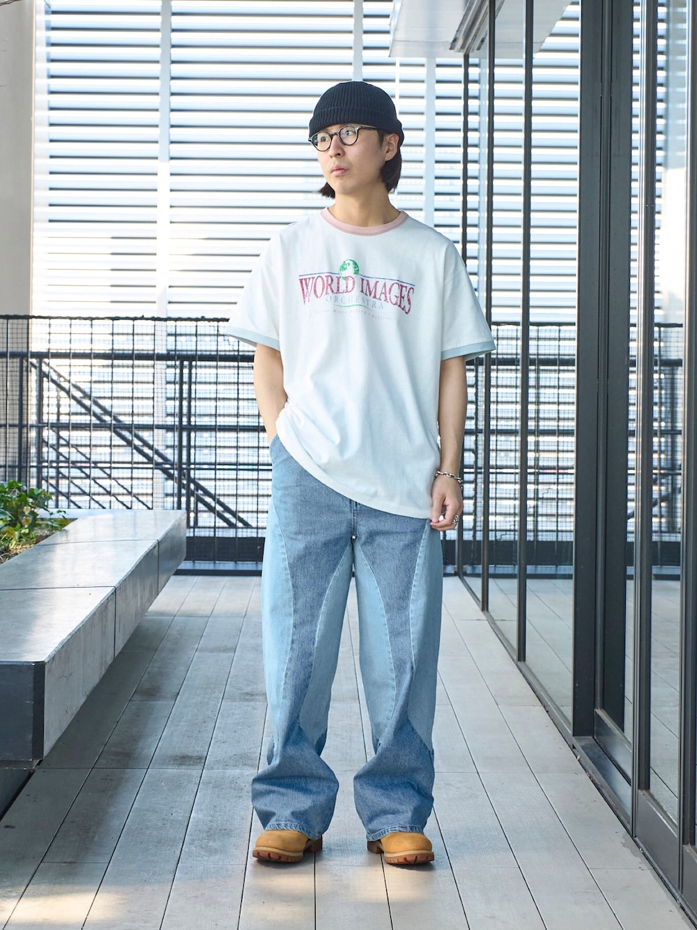 「春のおしゃ見えテクニック、パステルカラー、ファッションを楽しもう、淡色コーデ、めがね」｜「soeのRinger T Shirts WORLD IMAGE（Tシャツ/カットソー、ホワイト系）」を使った、yoshidaさん（メンズ・169cm）の春コーディネートの1枚目の写真
