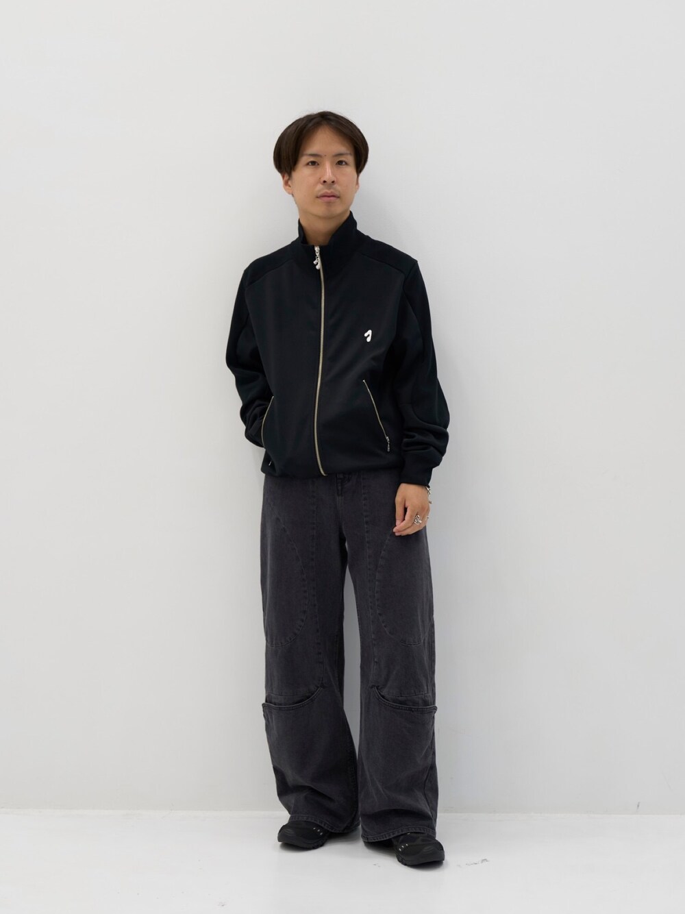 「お出かけコーデ、オトナカジュアル、デニム、メンズファッション」｜「JiedaのCURVE OVER DENIM（デニムパンツ、ブラック系）」を使った、yoshidaさん（メンズ・169cm）の夏コーディネートの1枚目の写真
