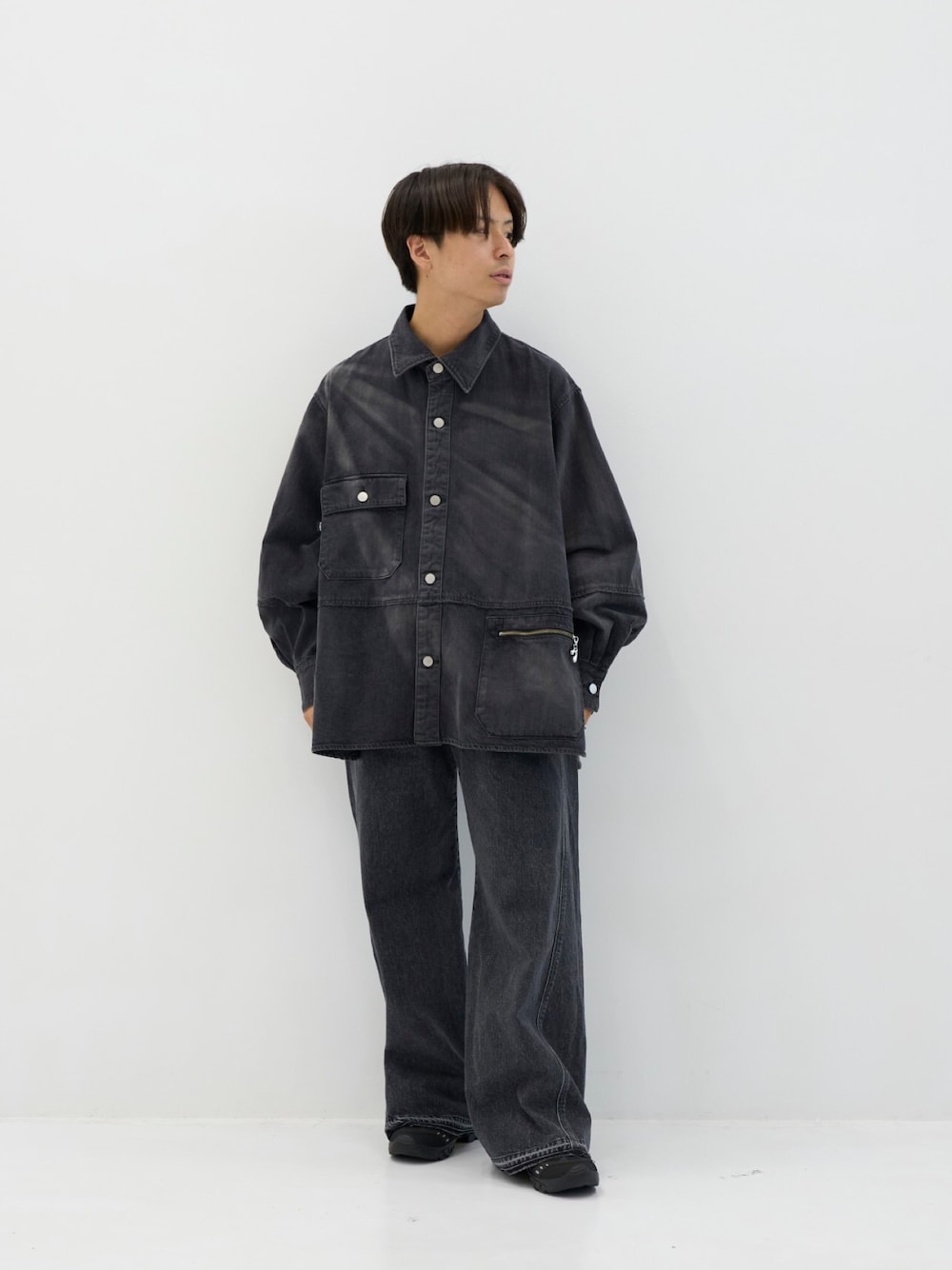 「お出かけコーデ、秋服準備はじめました、アツいコーデ全部見せ、ビッグシルエット、デニム、シャツスタイル」｜「JiedaのOVER SIZE DENINM SHIRT（シャツ/ブラウス、ブラック系）」を使った、yoshidaさん（メンズ・169cm）の夏コーディネートの1枚目の写真