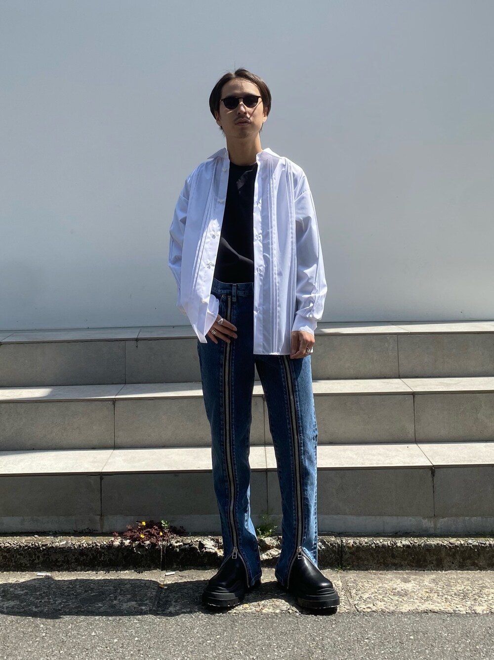 「メンズコーデ」｜「STUDIOUSのADAPT LONG SLEEVE TEE / アダプトロングスリーブTEE /あらゆるシーンにフィットする"無地長袖Tシャツ”（Tシャツ/カットソー、ブラック系）」を使った、yoshidaさん（メンズ・169cm）の春コーディネートの1枚目の写真