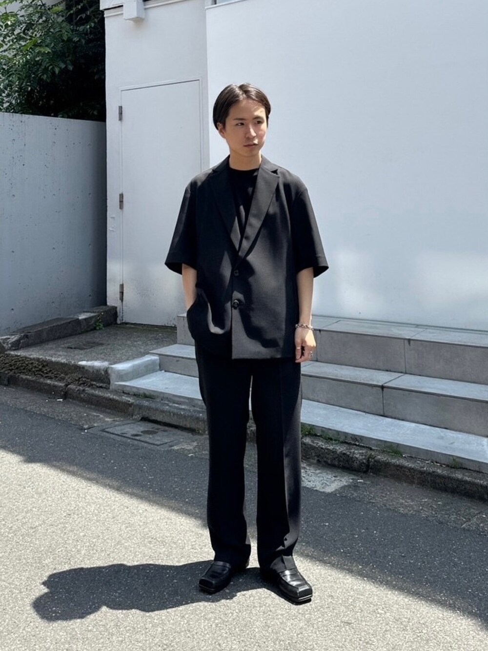 「シンプルスタイル、セットアップ」｜「STUDIOUSのFEEL AIRセミダブルハーフジャケット（テーラードジャケット、ブラック系）」を使った、yoshidaさん（メンズ・169cm）の春コーディネートの1枚目の写真