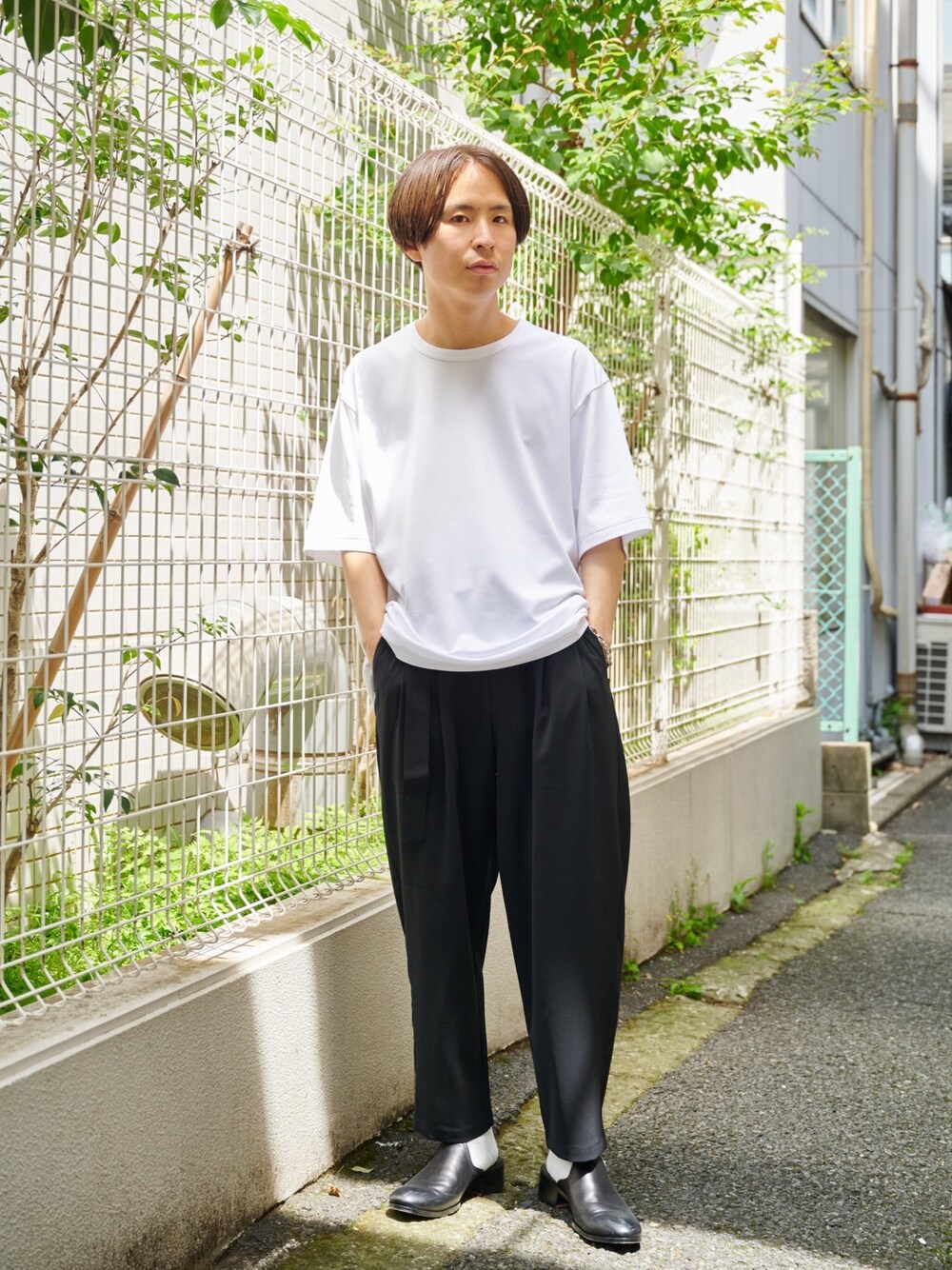 「休日スタイル、シンプルコーデ、オトナカジュアル、ビッグシルエット、夏服、リラックススタイル、ブラック、夏」｜「PADRONEのPADRONE パドローネ / STUDIOUS別注 BL CUT OFF SLIPPON / カットオフスリッポン（サンダル、ブラック系）」を使った、yoshidaさん（メンズ・169cm）の春コーディネートの1枚目の写真