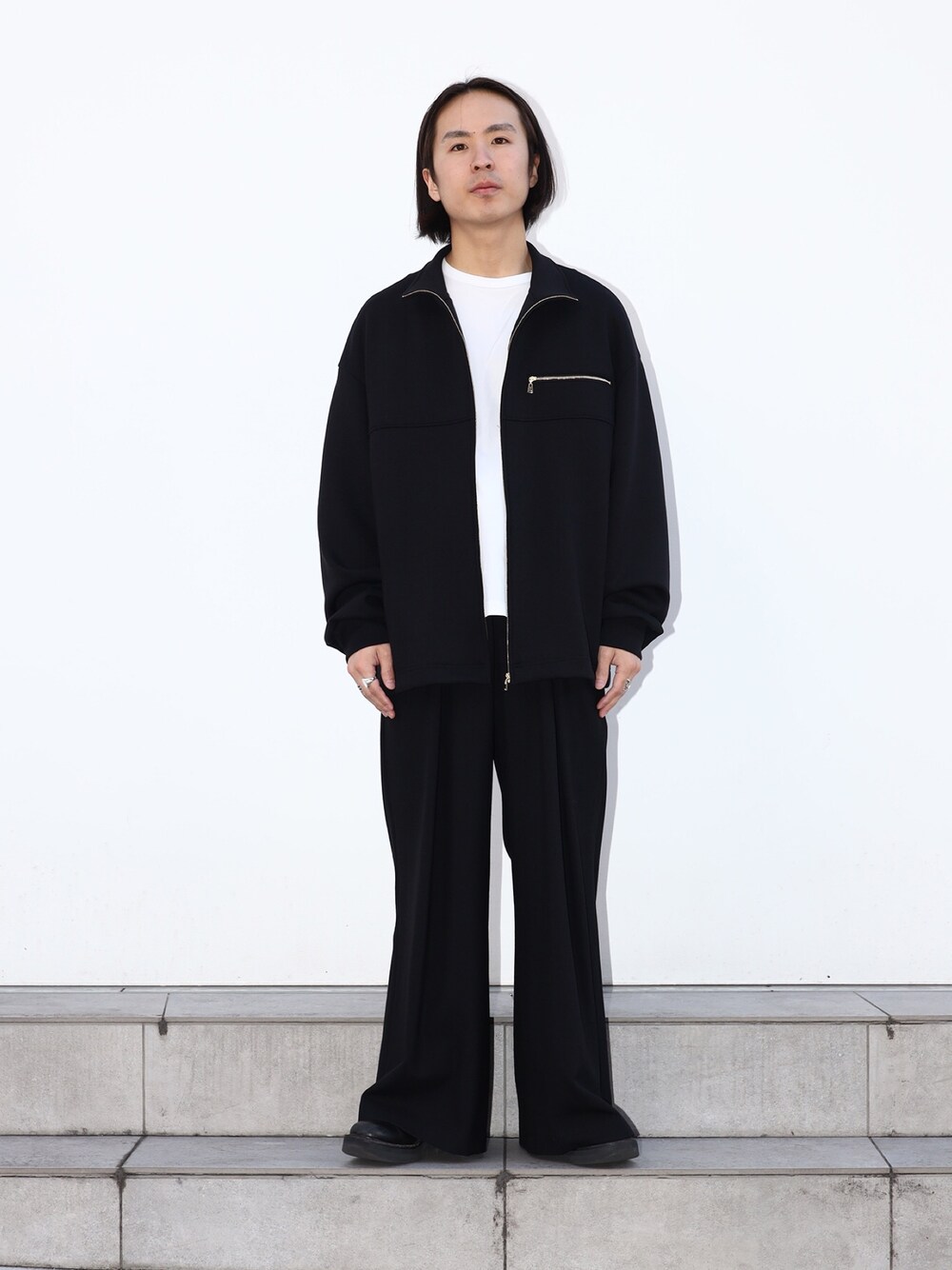 「スウェット、シンプル、ブラック、キレイめ、メンズコーデ、ワントーンコーデ」｜「CULLNIのSTUDIOUS別注FULLZIP STANDCOLLAR（スウェット、ブラック系）」を使った、yoshidaさん（メンズ・169cm）の冬コーディネートの1枚目の写真