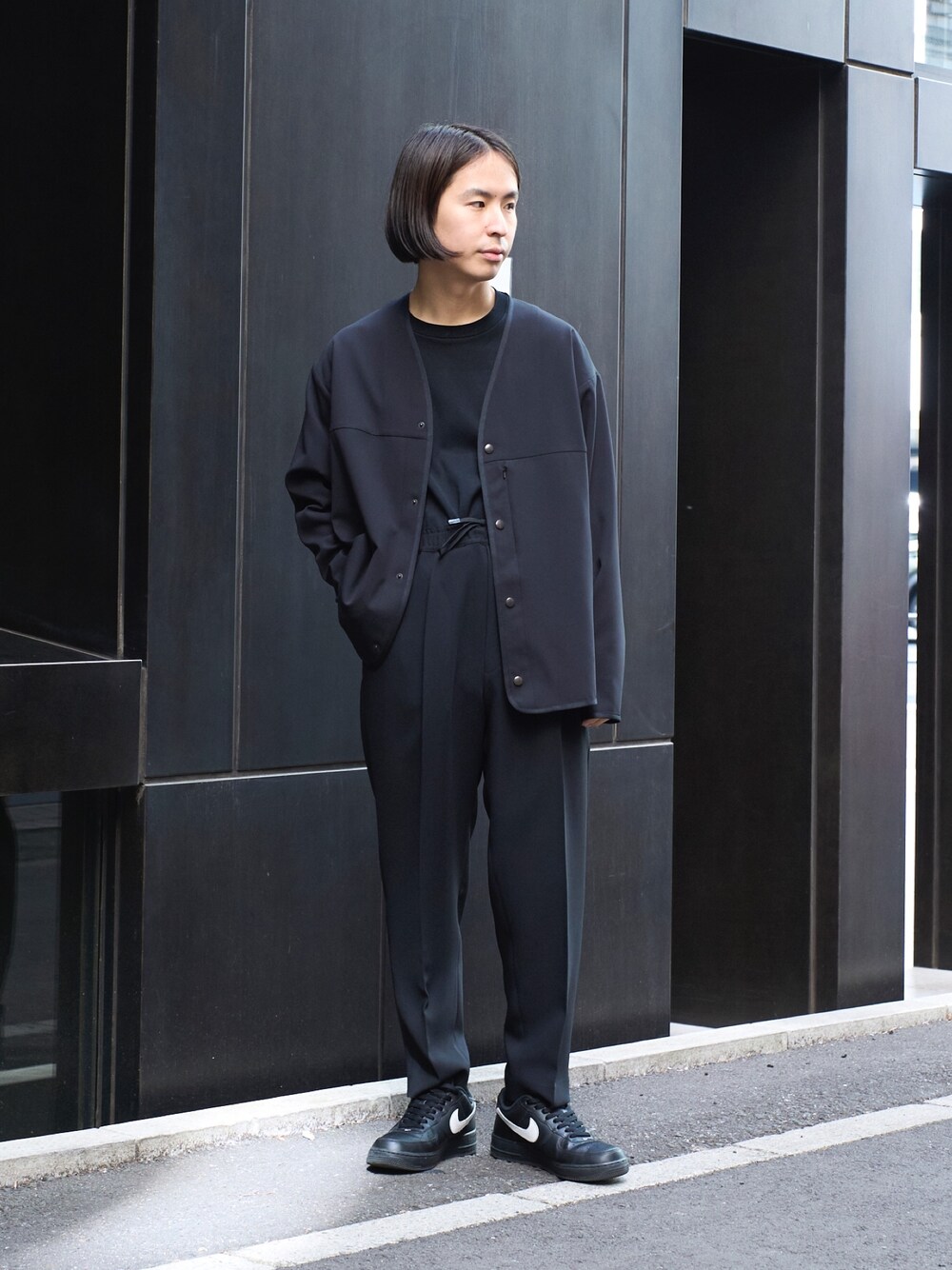 「休日スタイル、黒、おでかけコーデ、シンブルコーデ、オールブラック」｜「N.HOOLYWOODのSTUDIOUS別注 098 TAPERD PANTS（スラックス、ブラック系）」を使った、yoshidaさん（メンズ・169cm）の冬コーディネートの1枚目の写真